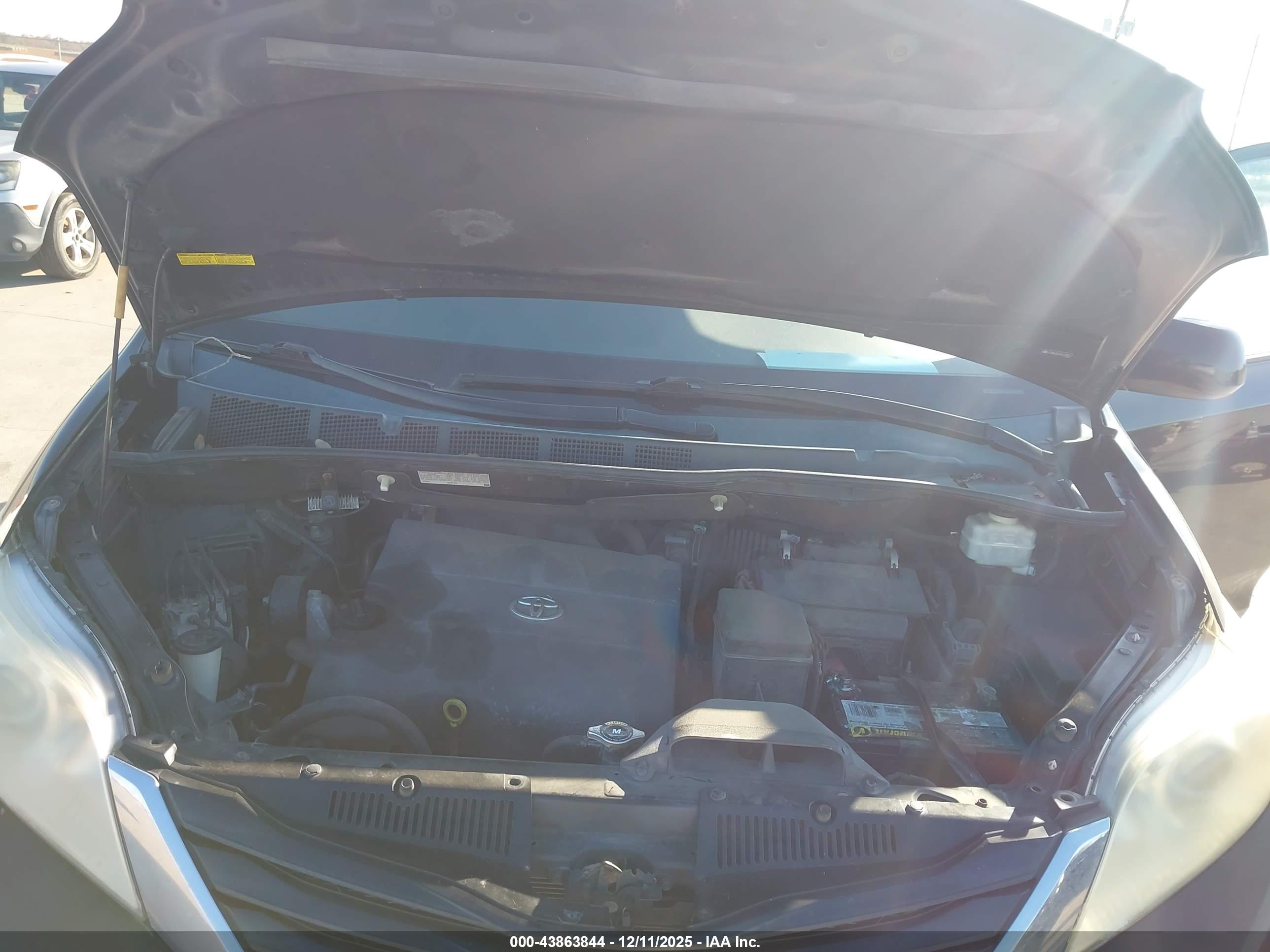 TOYOTA SIENNA image 10