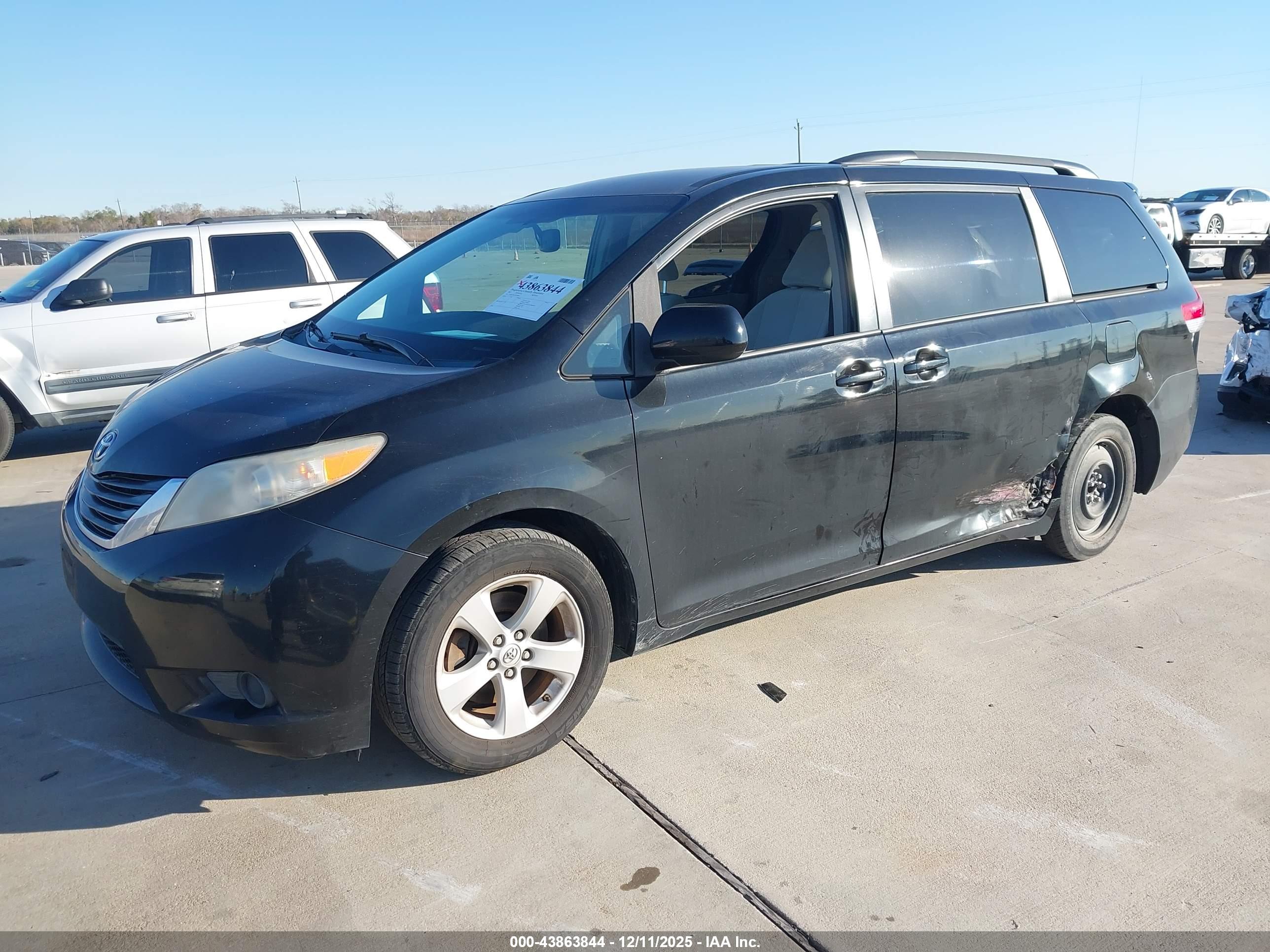 TOYOTA SIENNA image 2