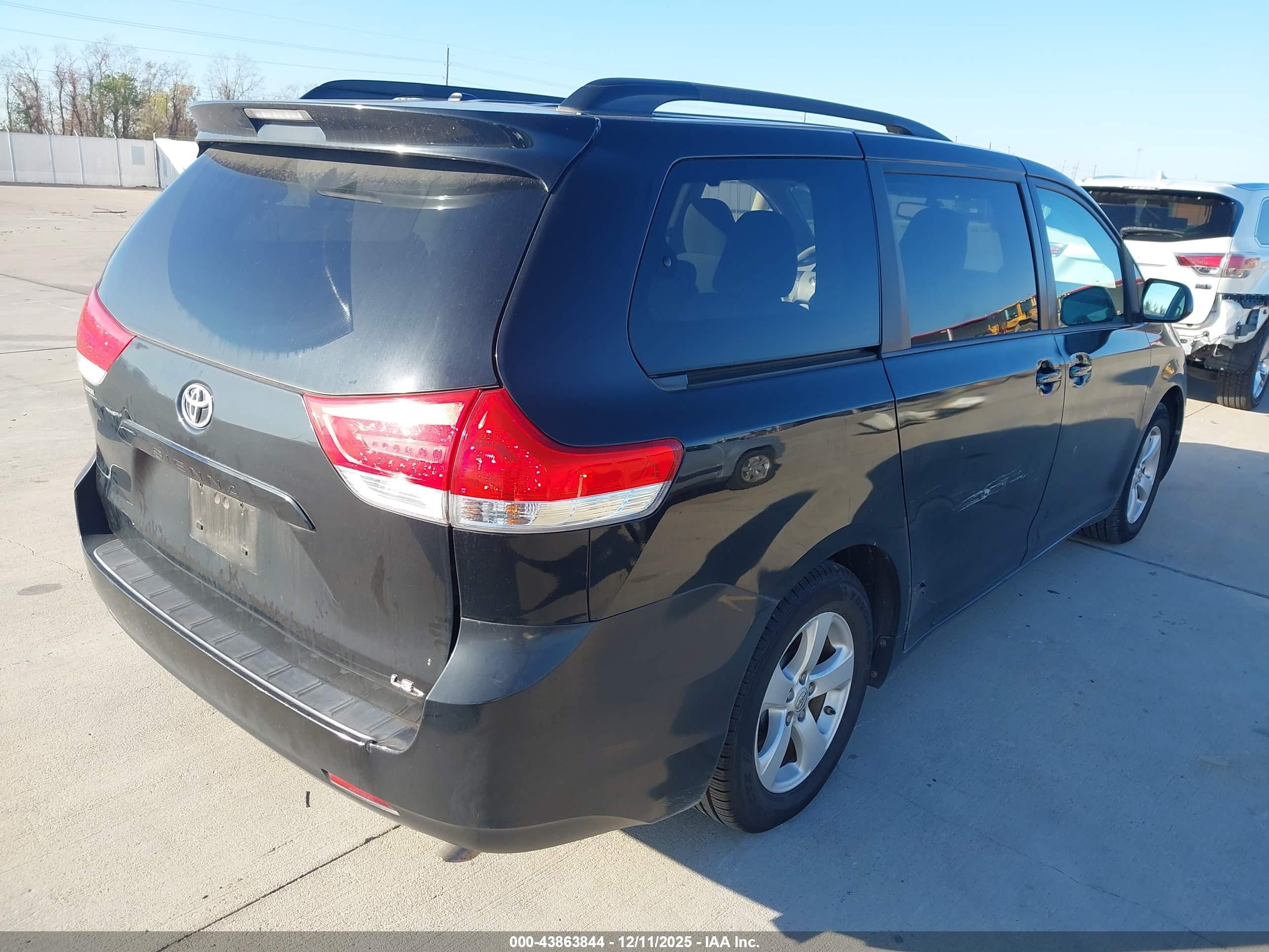 TOYOTA SIENNA image 4