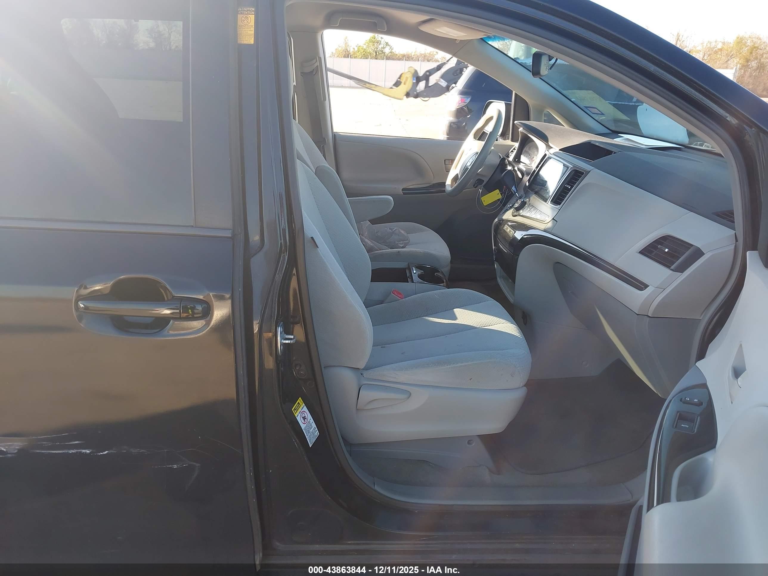 TOYOTA SIENNA image 5
