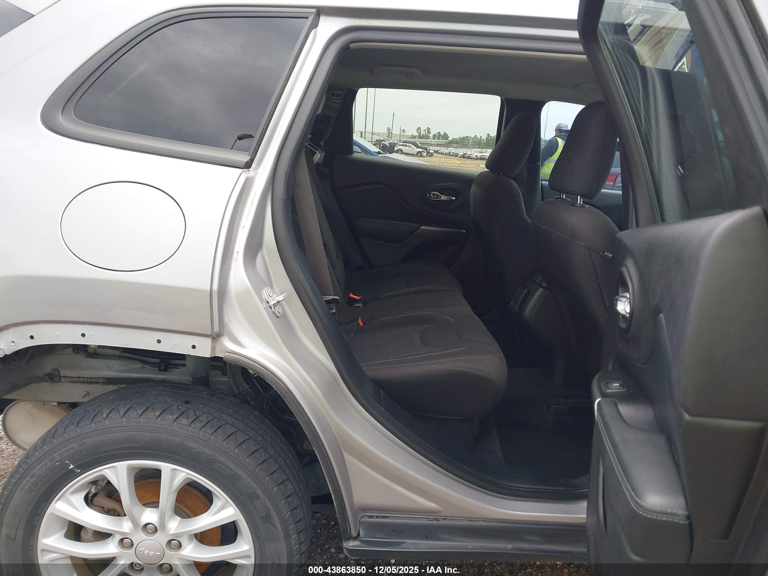 JEEP CHEROKEE image 8