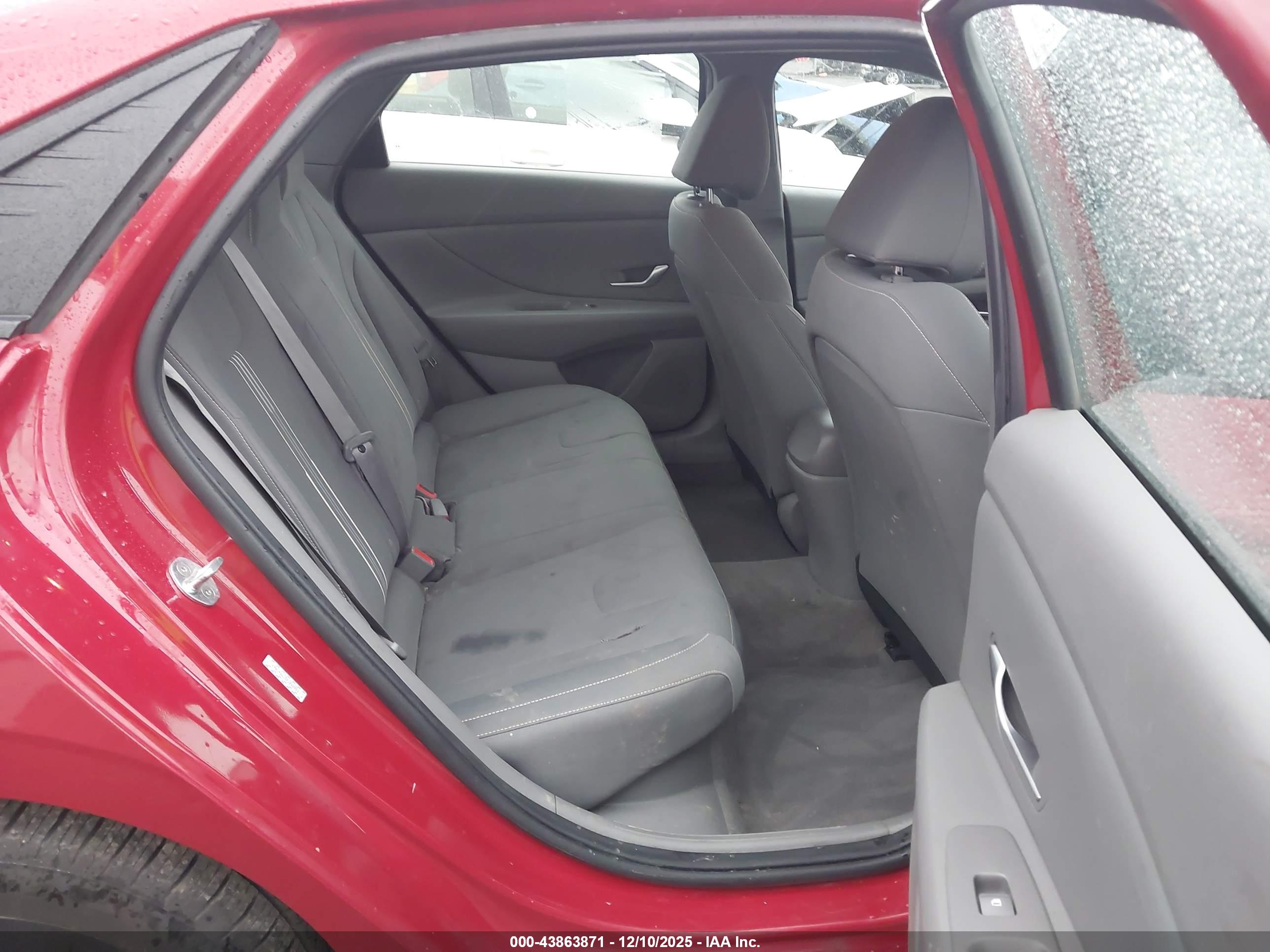 HYUNDAI ELANTRA image 8