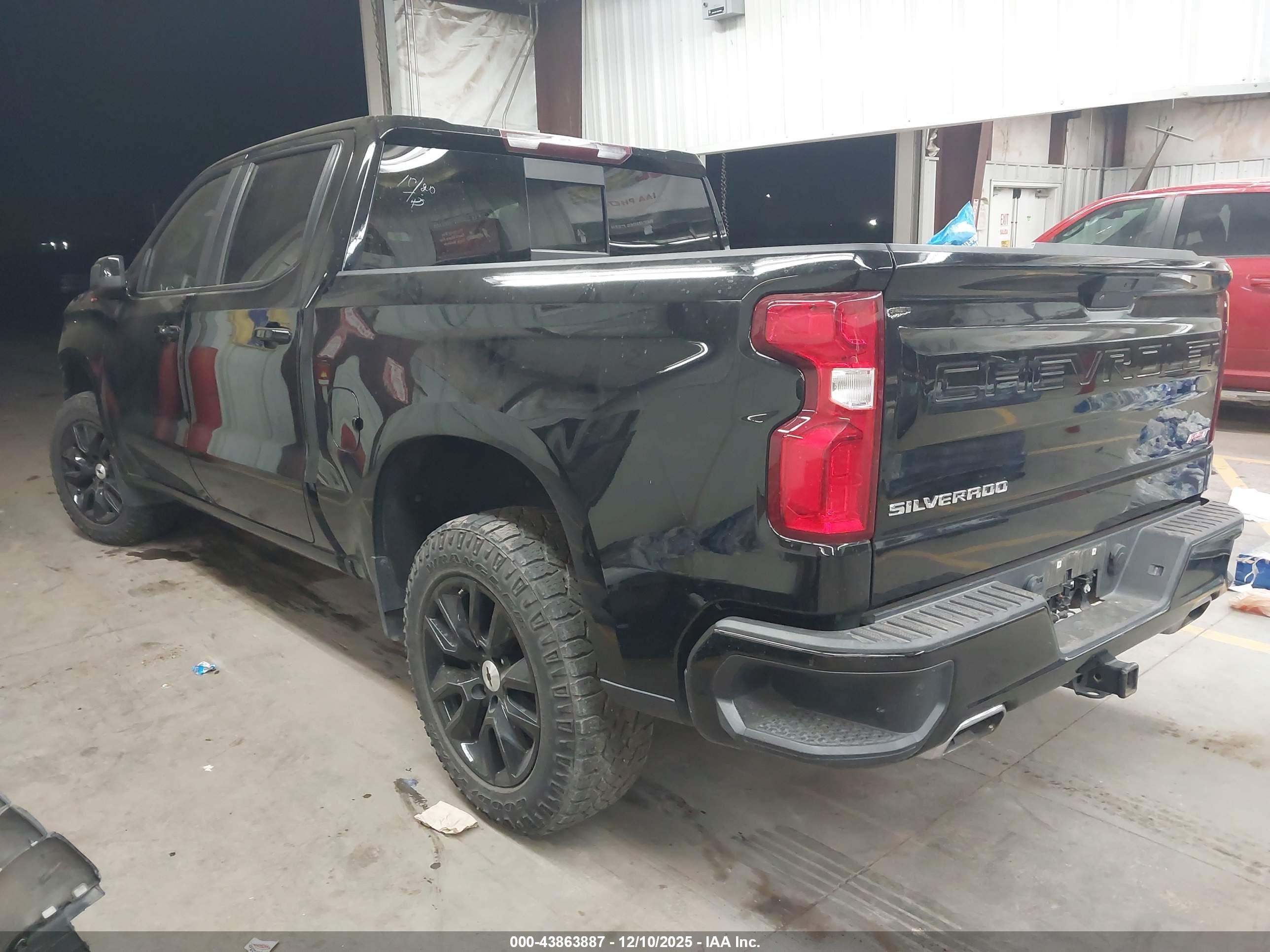 CHEVROLET SILVERADO image 3