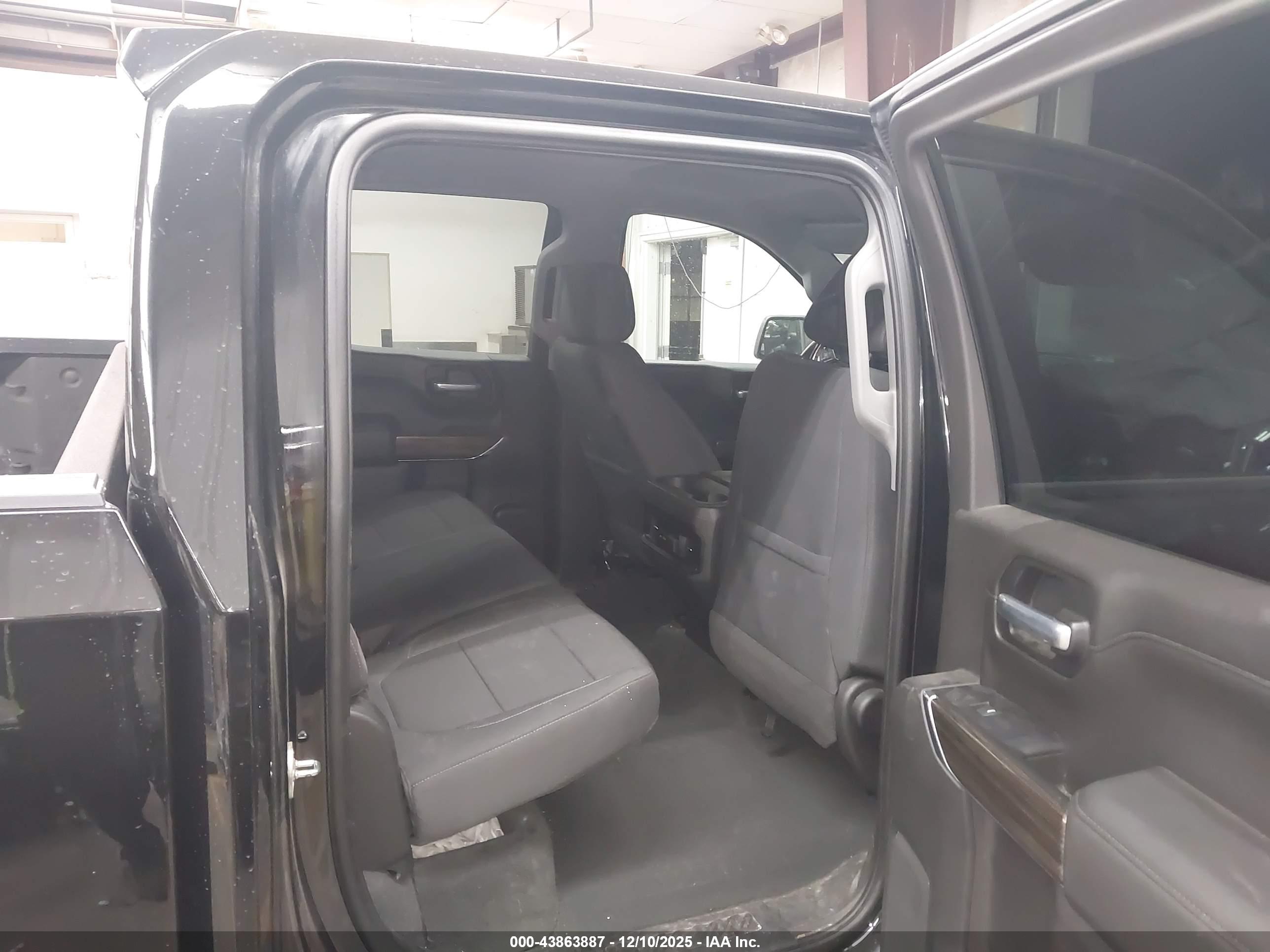 CHEVROLET SILVERADO image 8