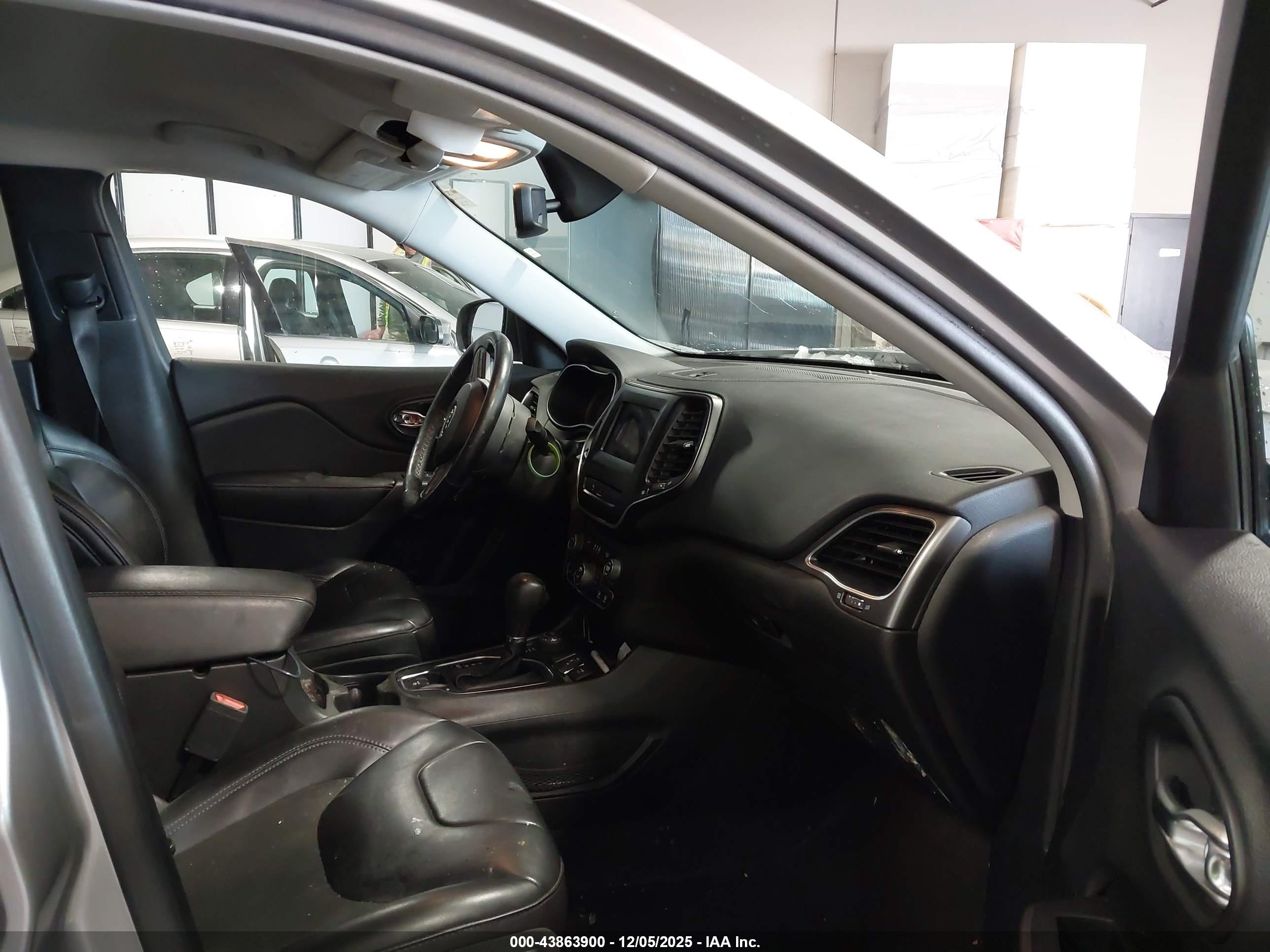 JEEP CHEROKEE image 5