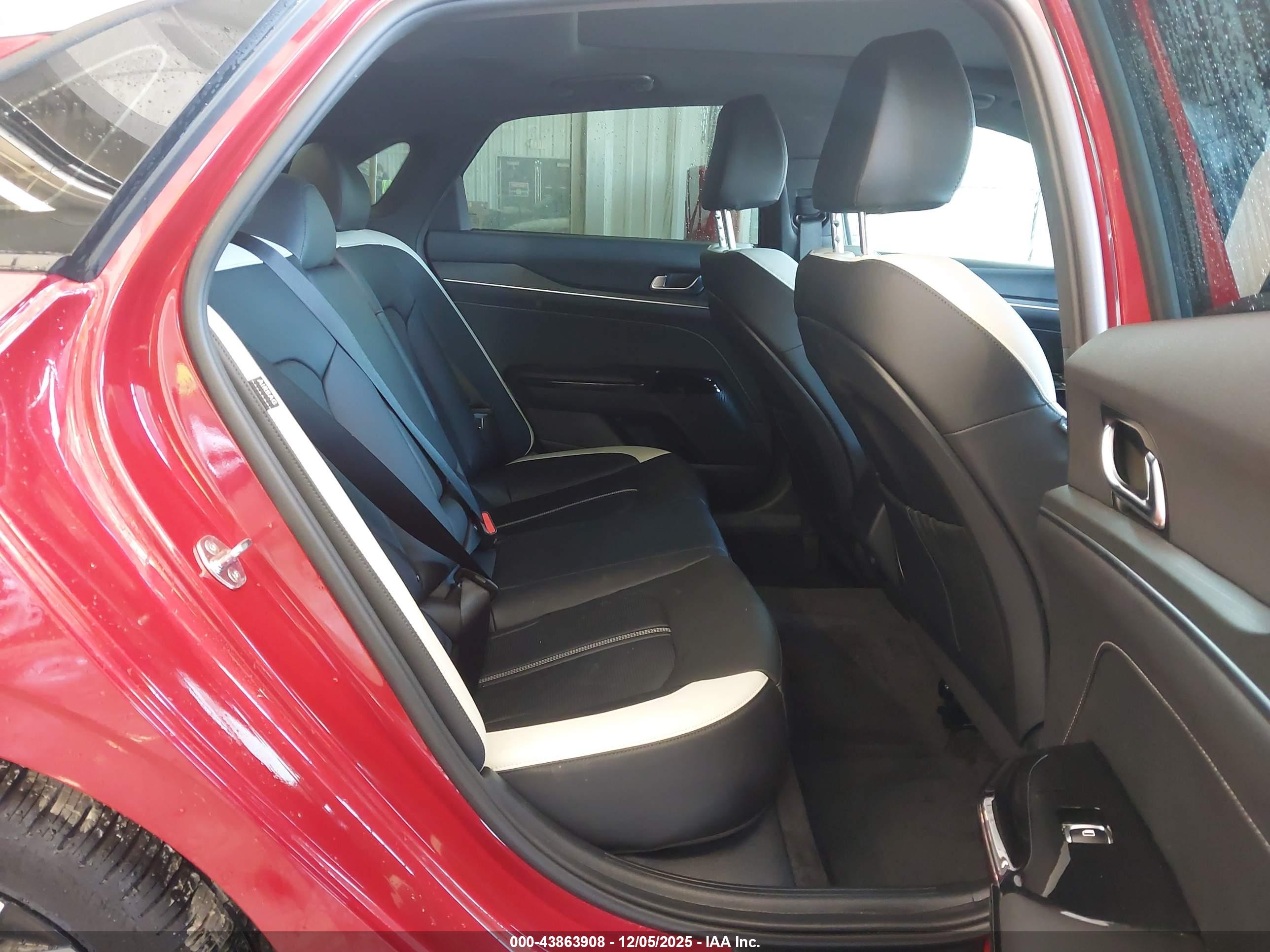 KIA K5 image 8
