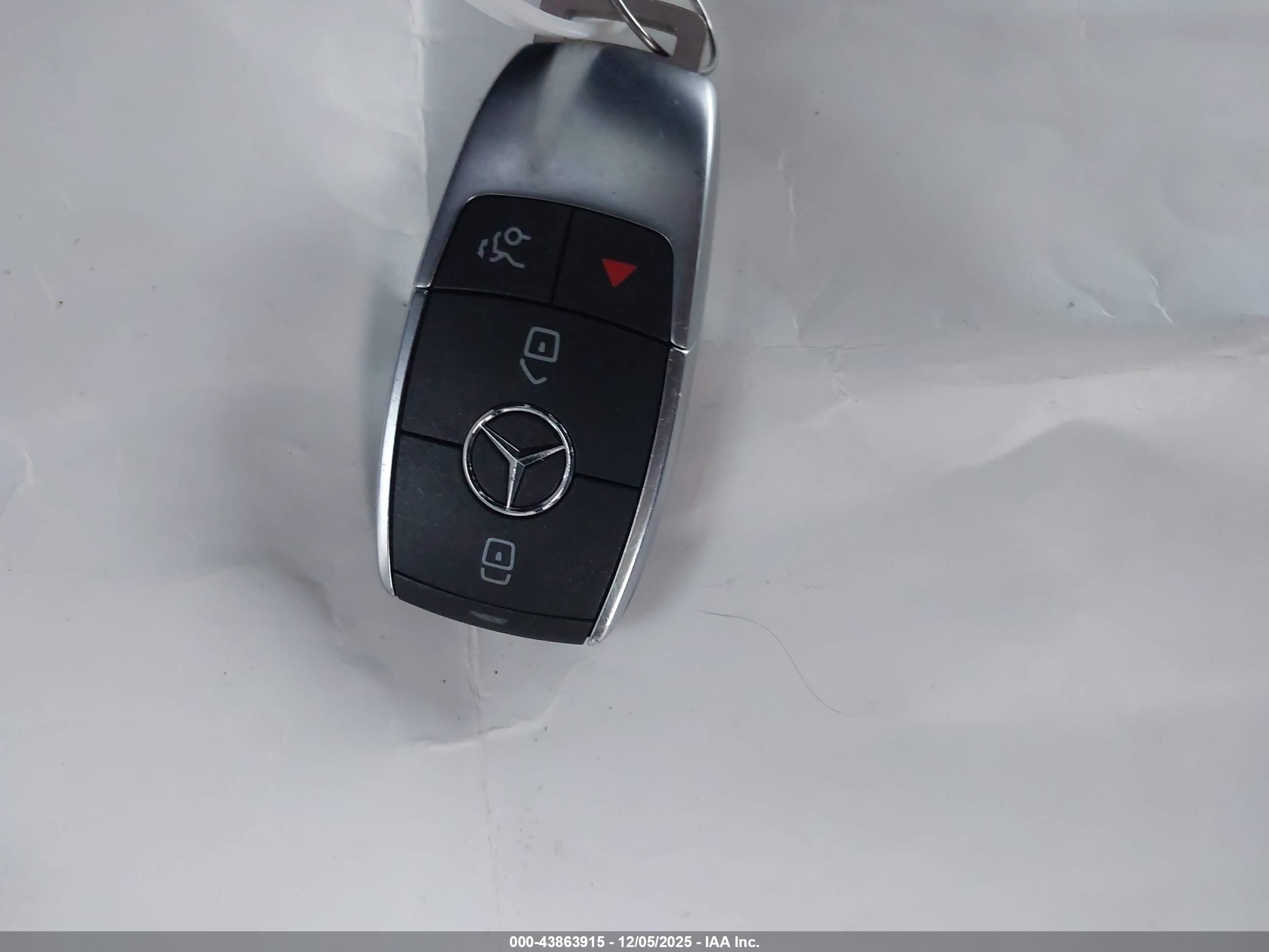 MERCEDES-BENZ GLB image 11