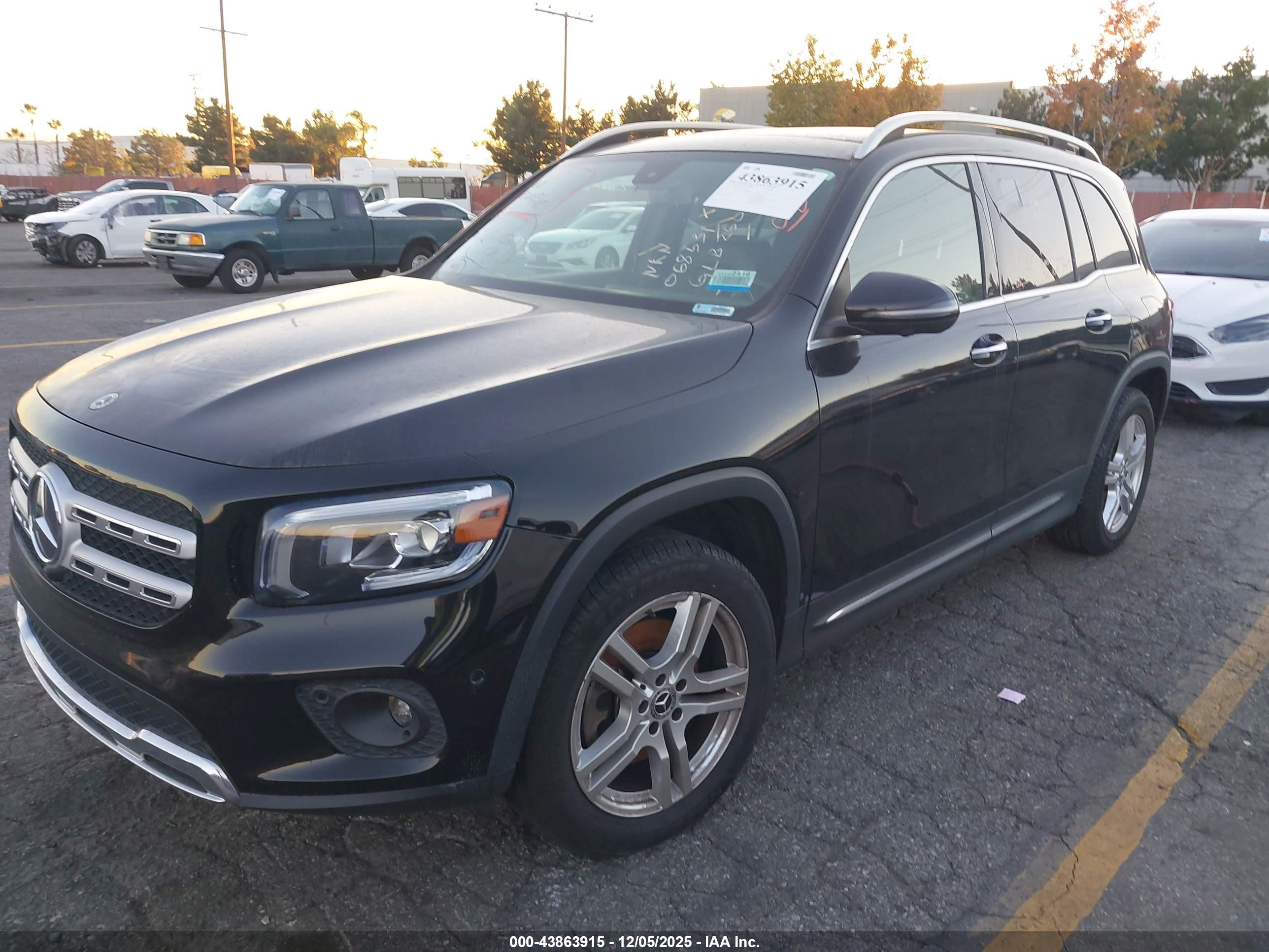 MERCEDES-BENZ GLB image 2