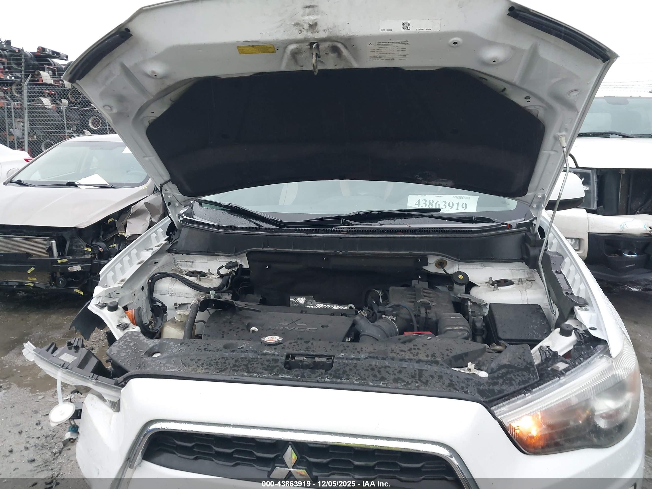 MITSUBISHI OUTLANDER image 10