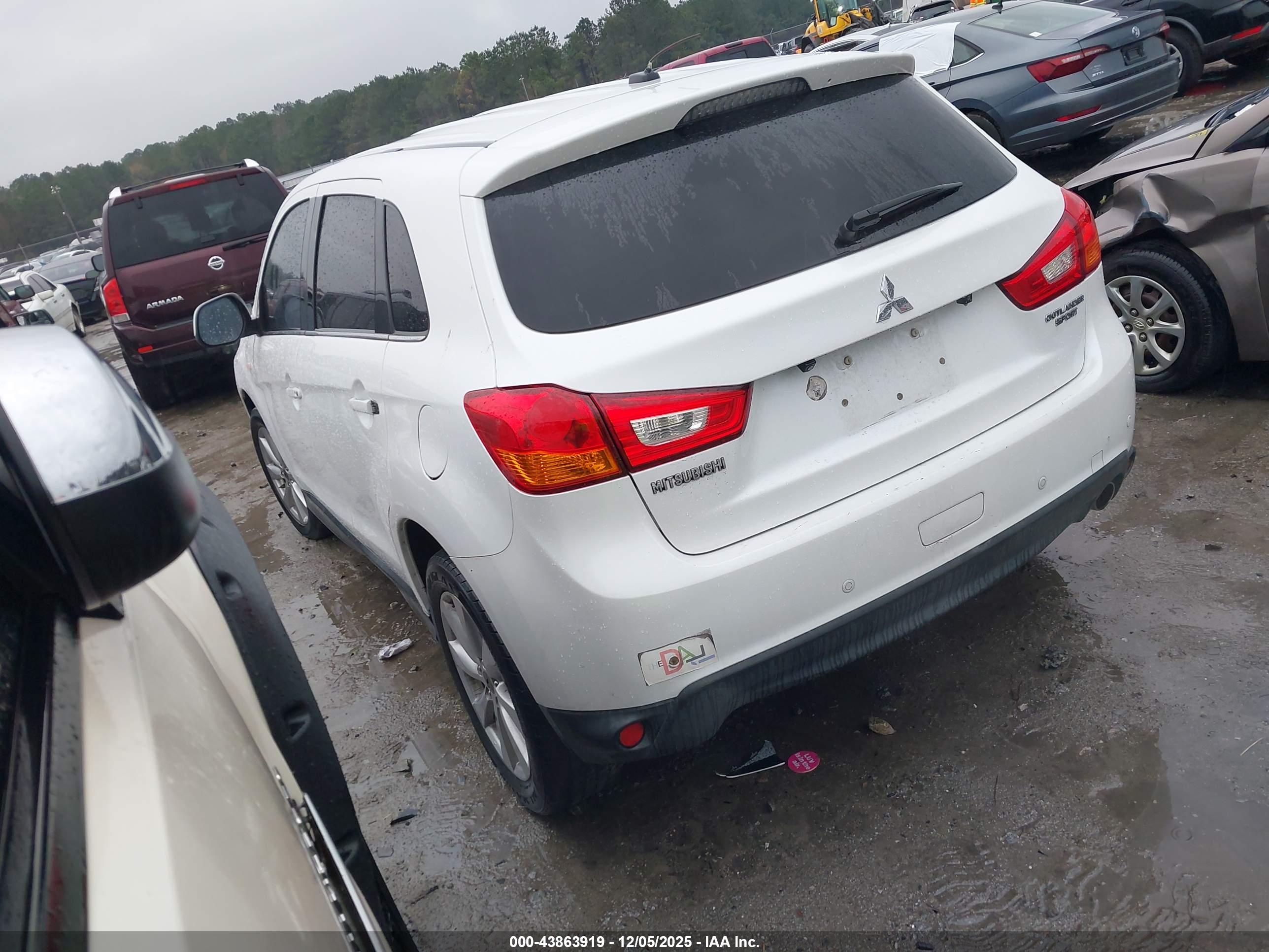 MITSUBISHI OUTLANDER image 3