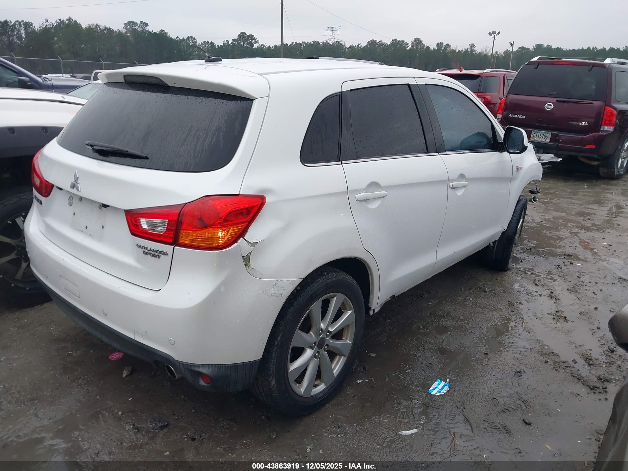 MITSUBISHI OUTLANDER image 4