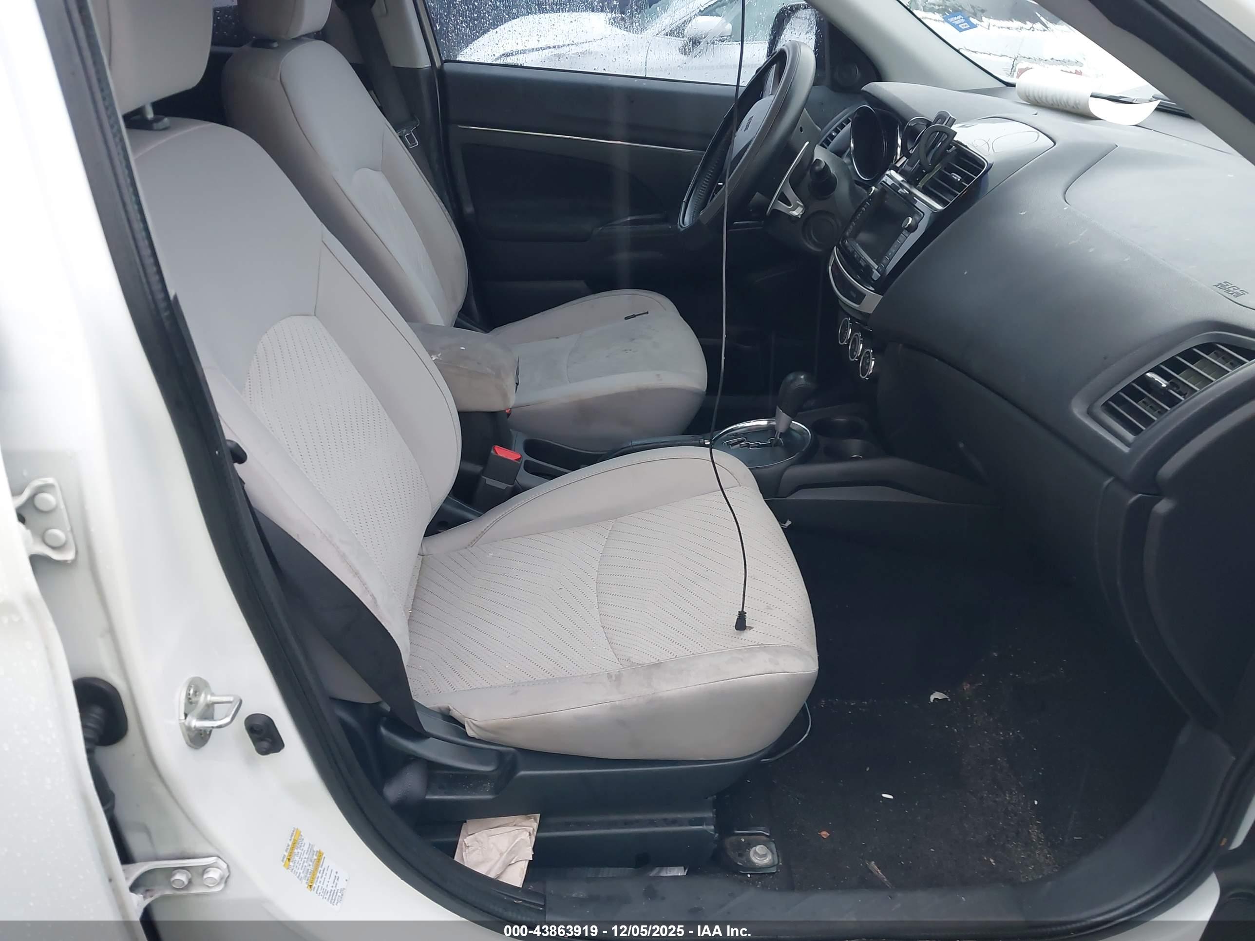 MITSUBISHI OUTLANDER image 5