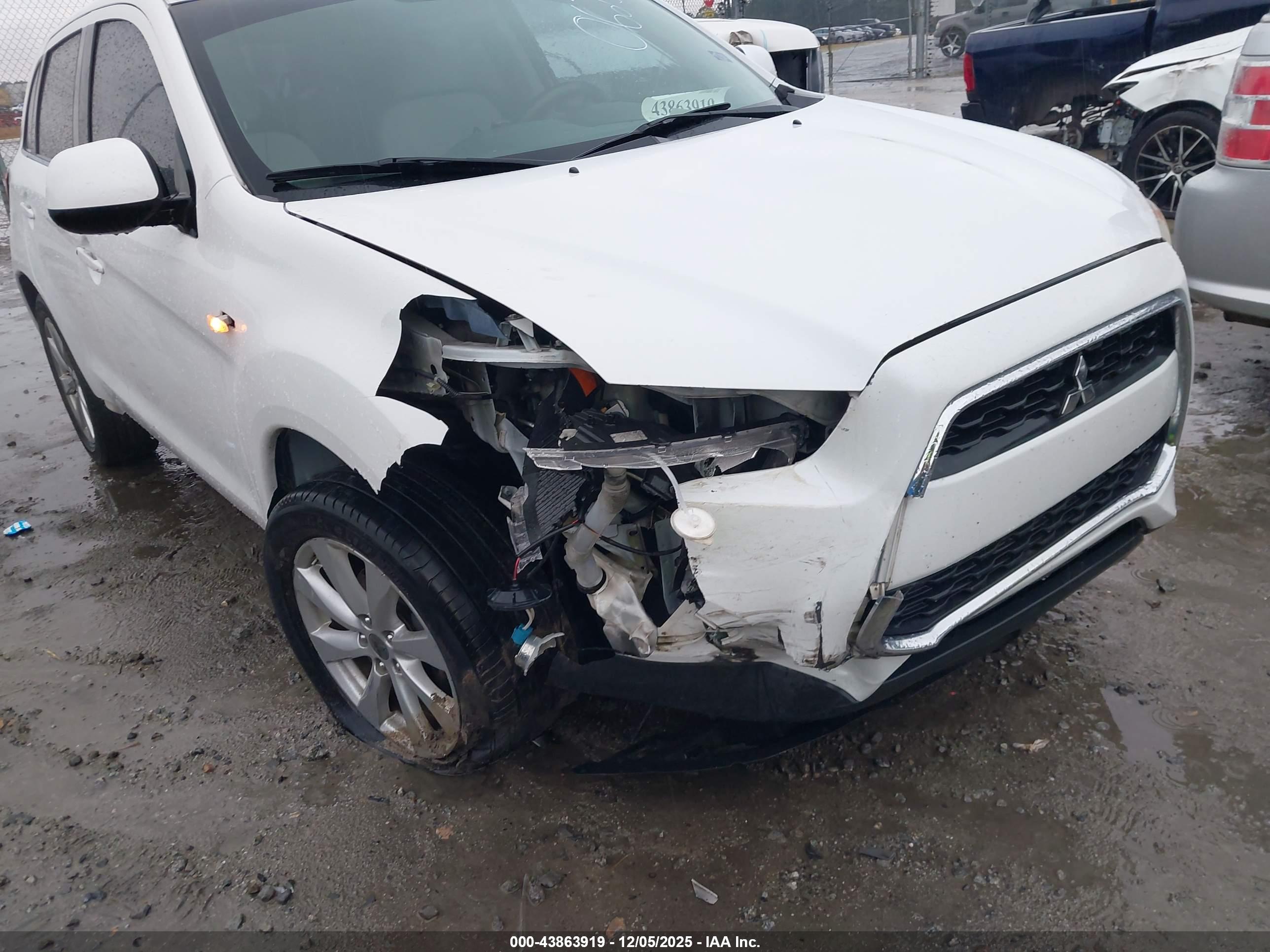 MITSUBISHI OUTLANDER image 6