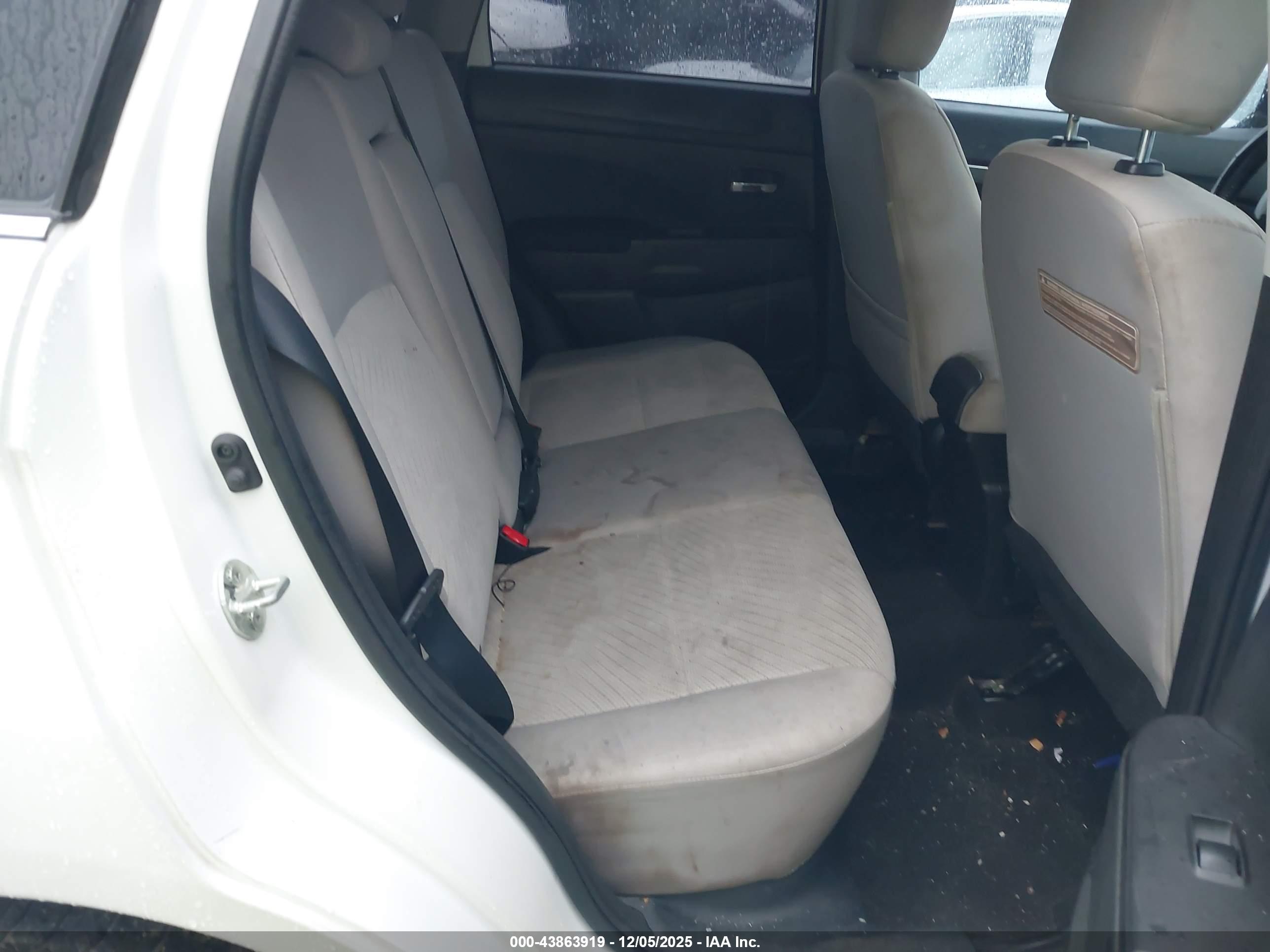 MITSUBISHI OUTLANDER image 8