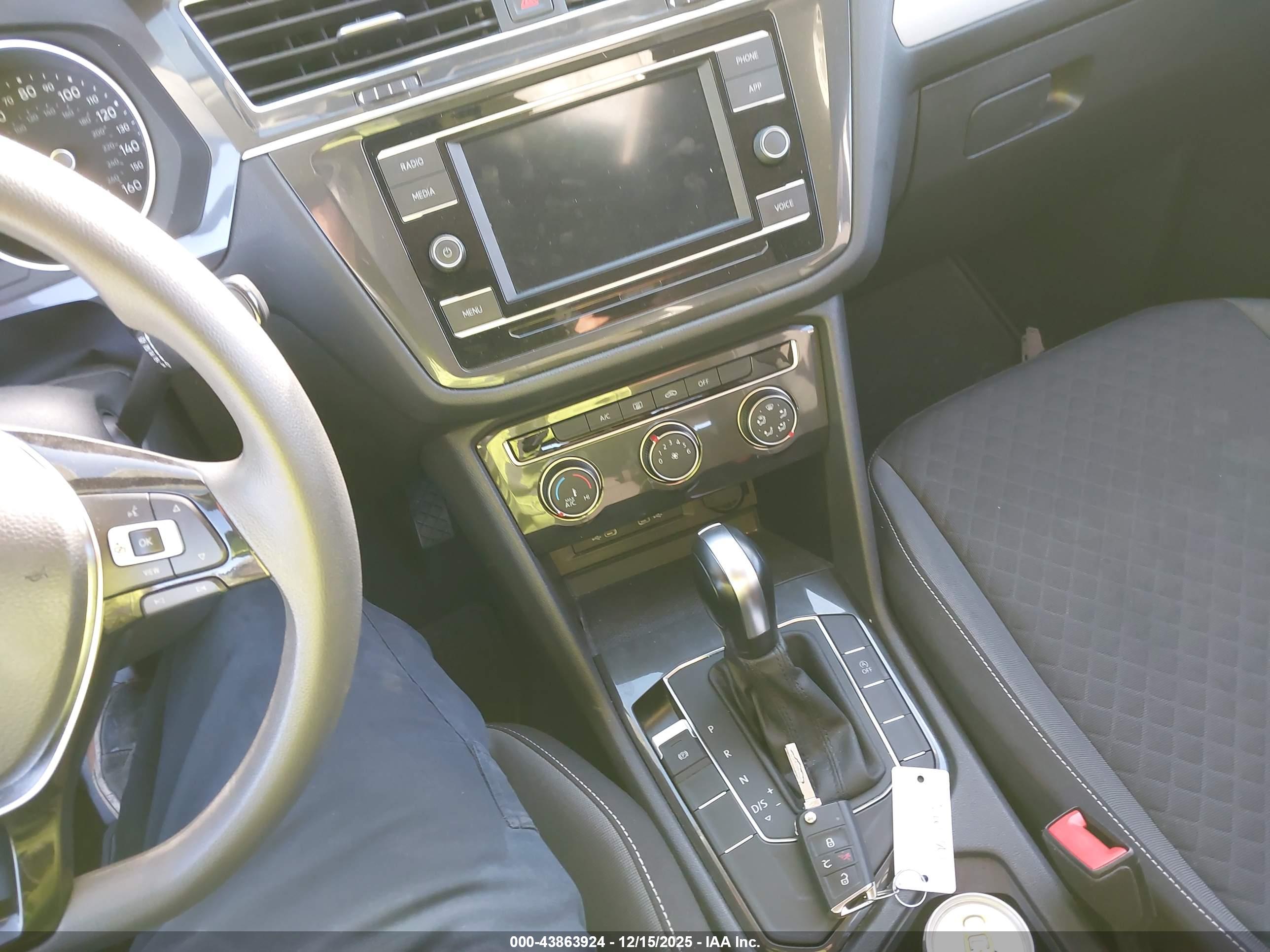VOLKSWAGEN TIGUAN image 11