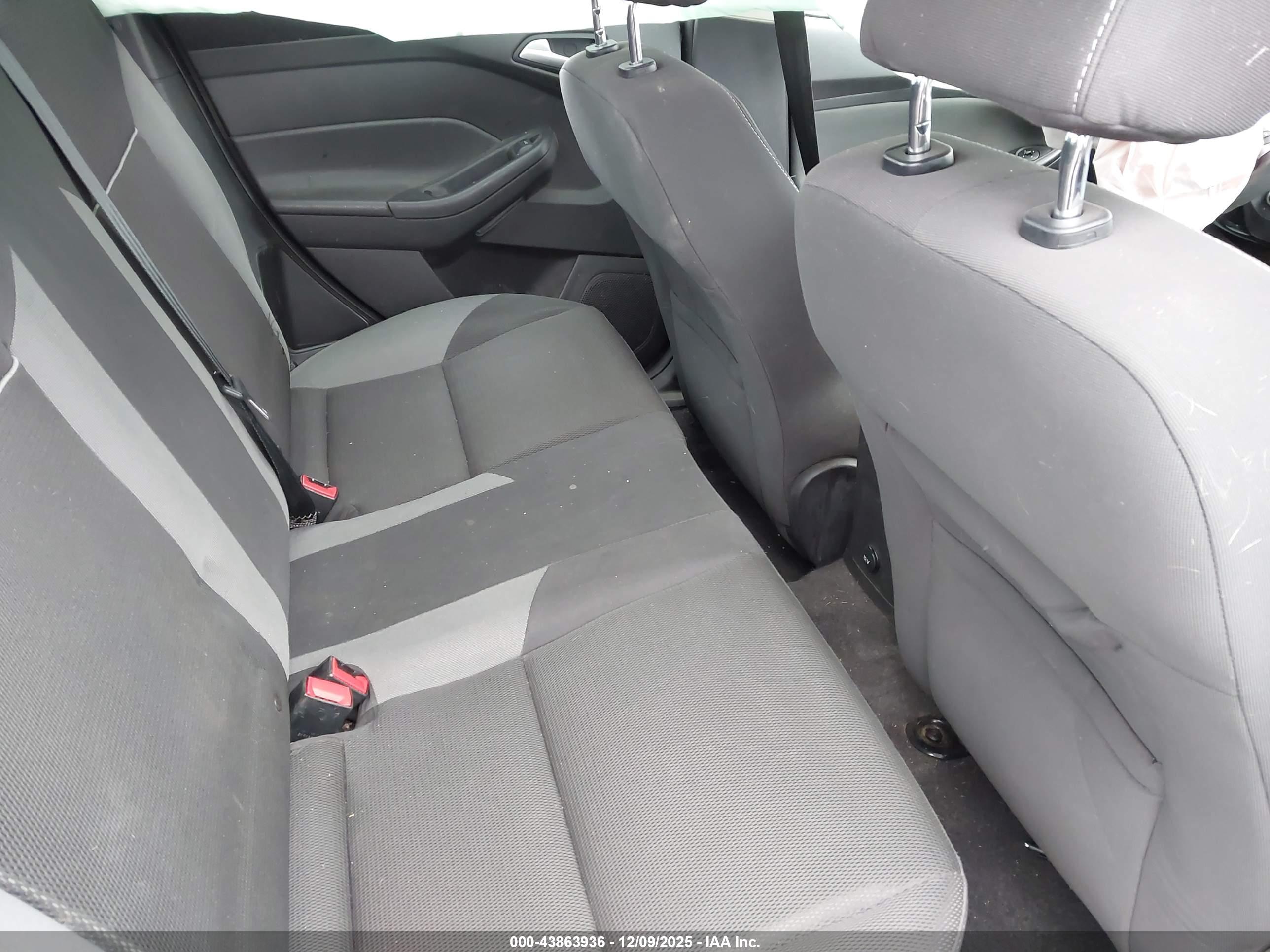 FORD FOCUS image 8