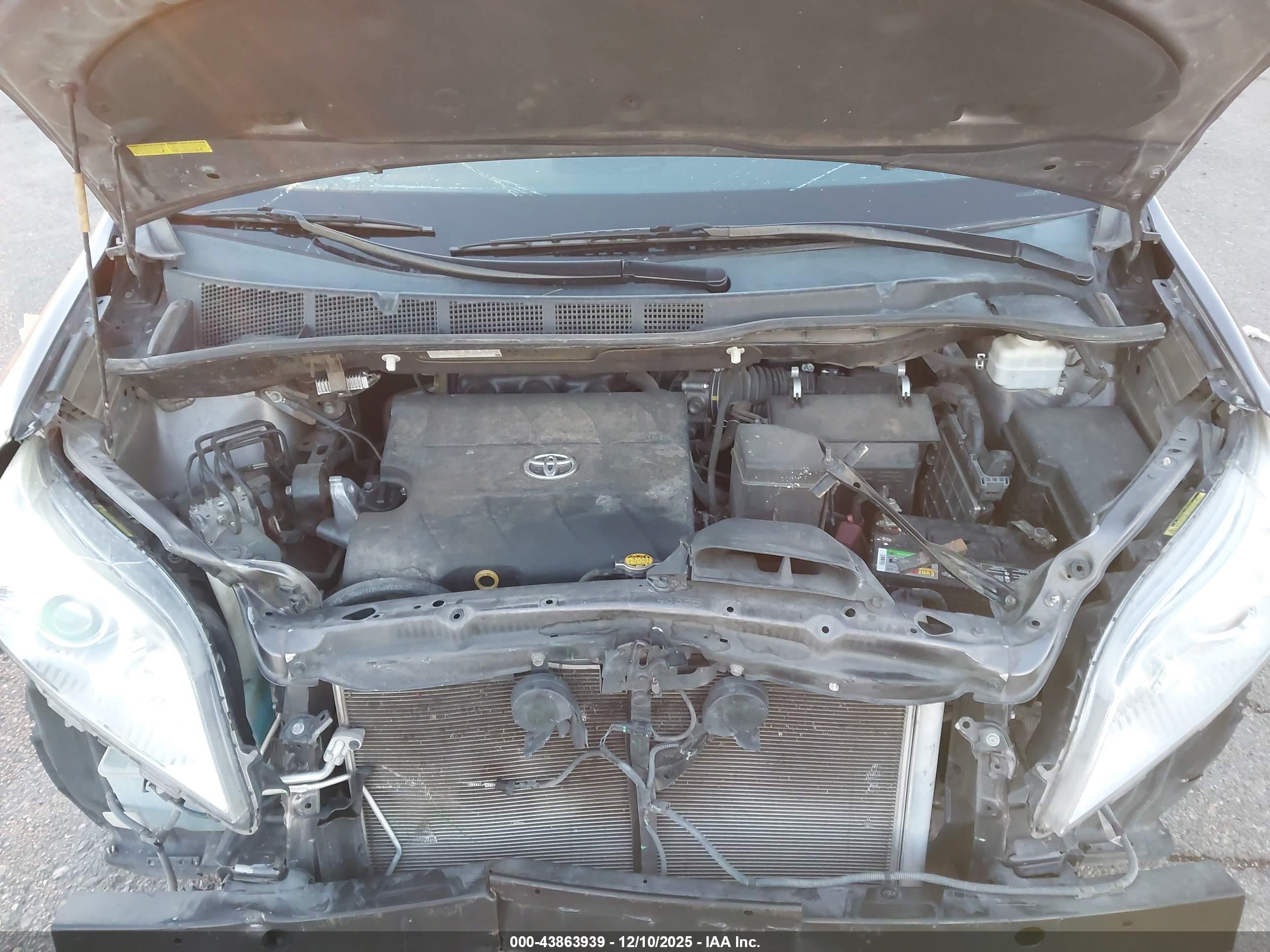 TOYOTA SIENNA image 10