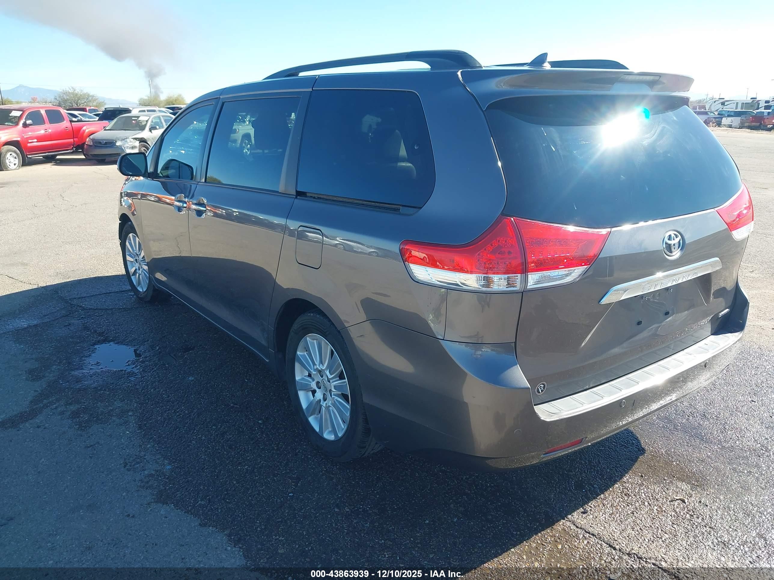 TOYOTA SIENNA image 3