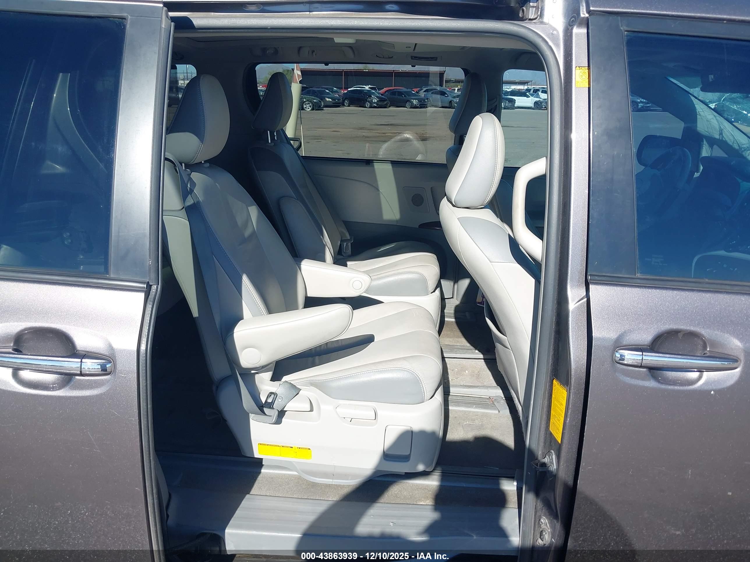TOYOTA SIENNA image 8