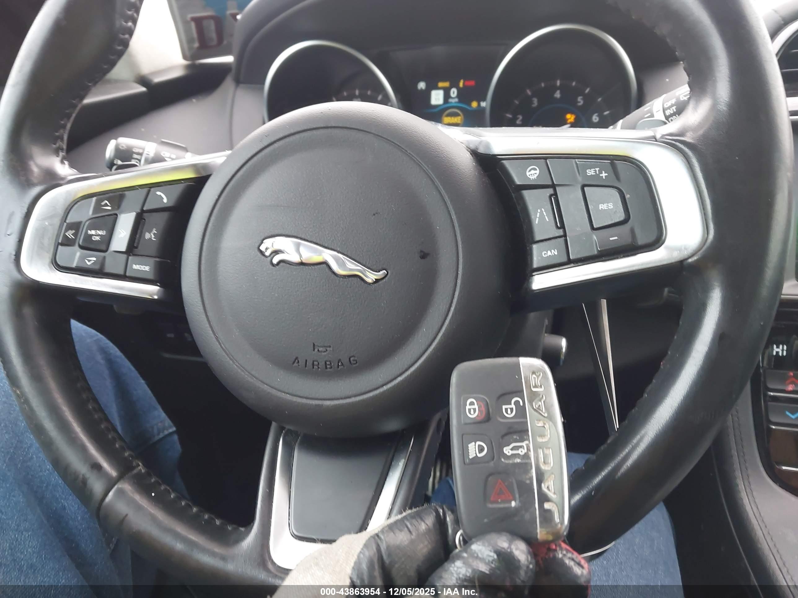 JAGUAR F-PACE image 11