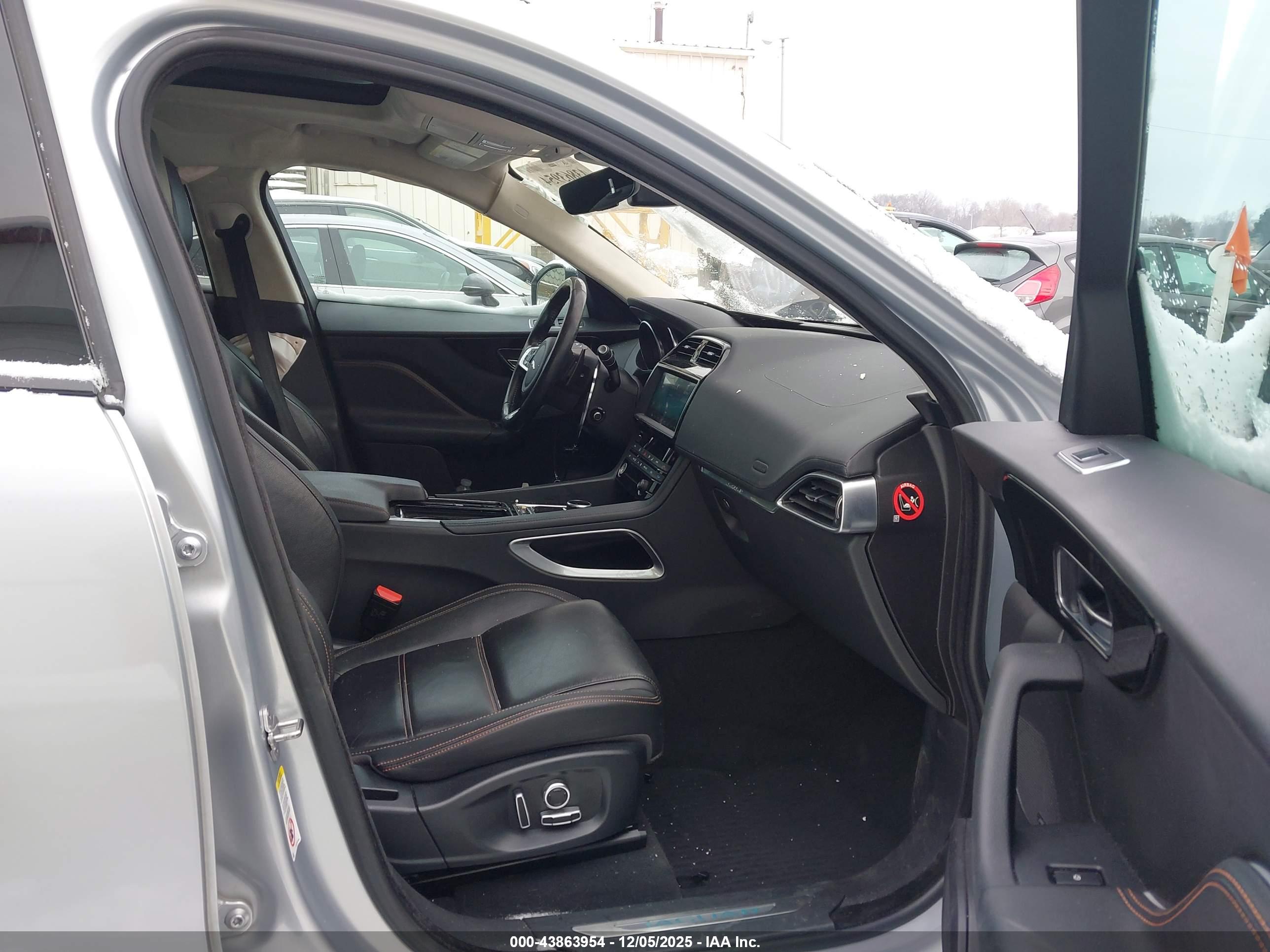JAGUAR F-PACE image 5