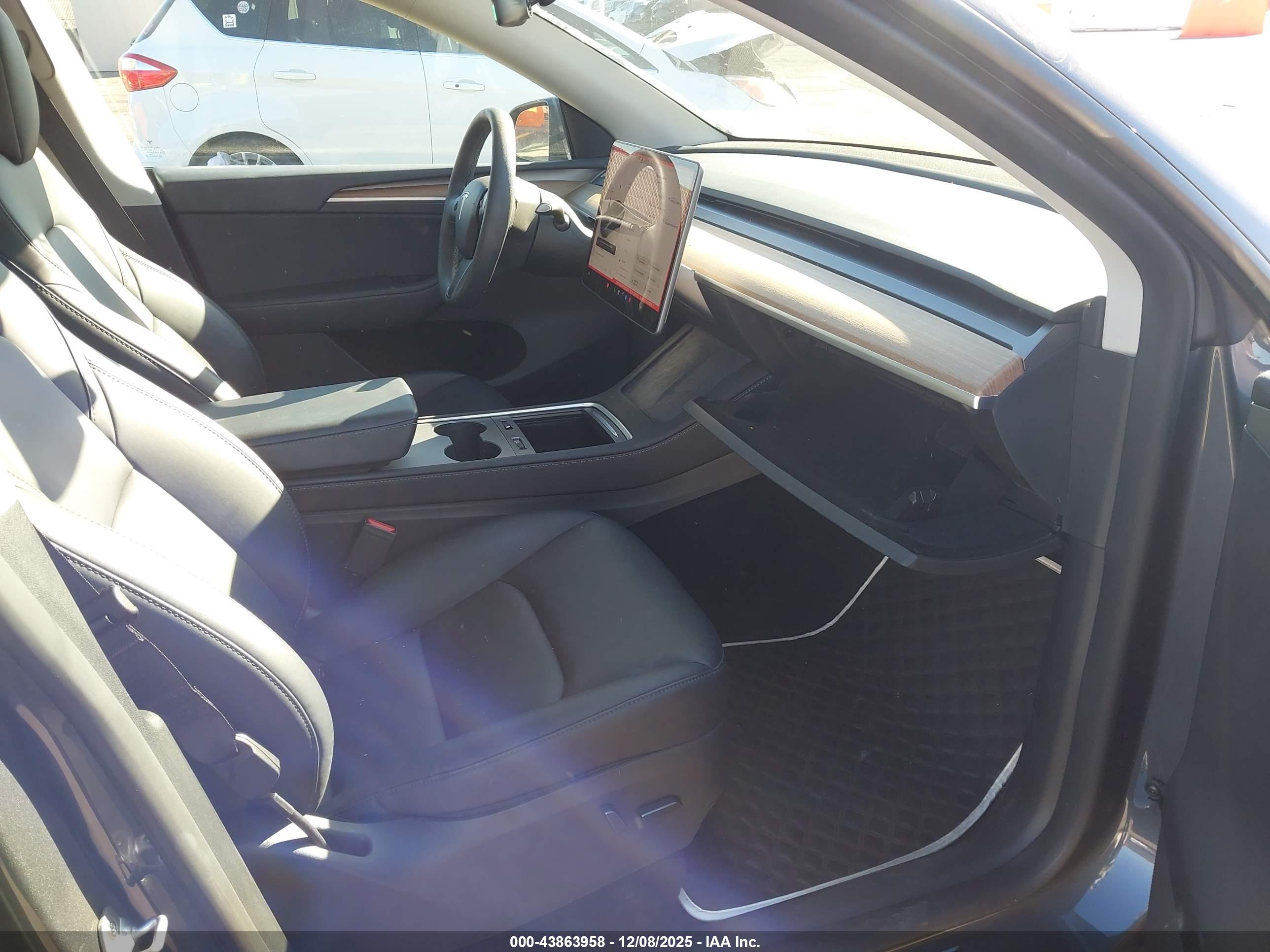 TESLA MODEL image 5