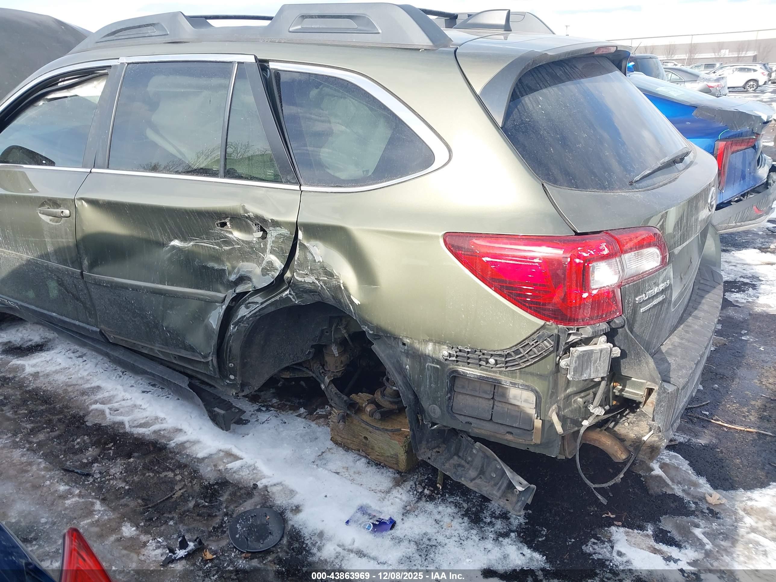 SUBARU OUTBACK image 6