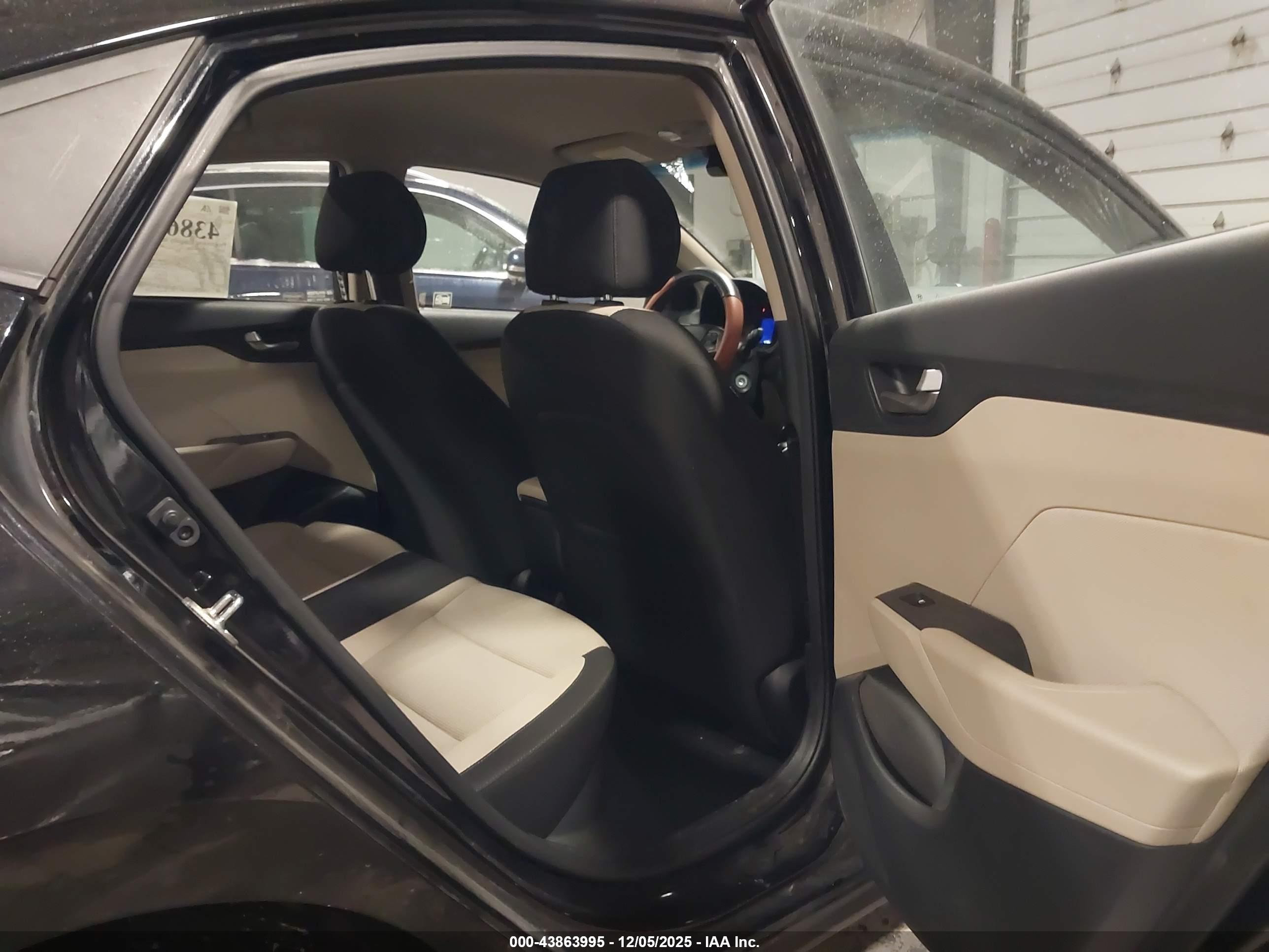 HYUNDAI ACCENT image 8