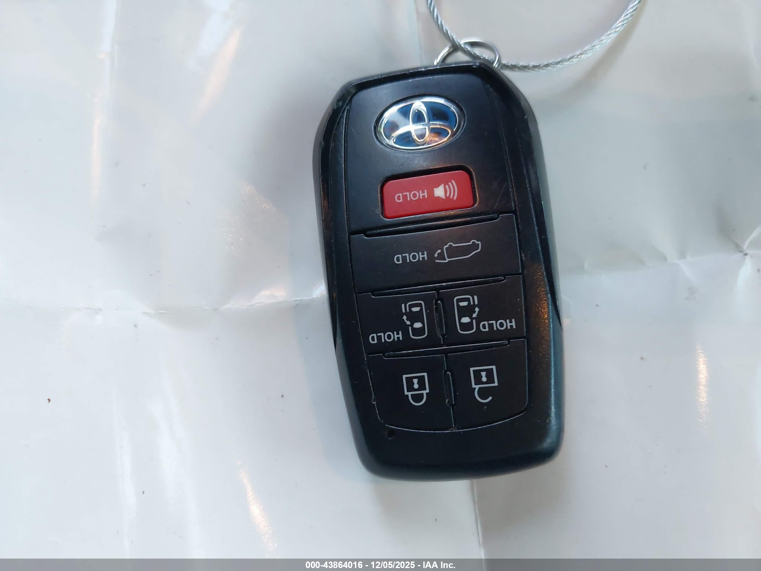 TOYOTA SIENNA image 11