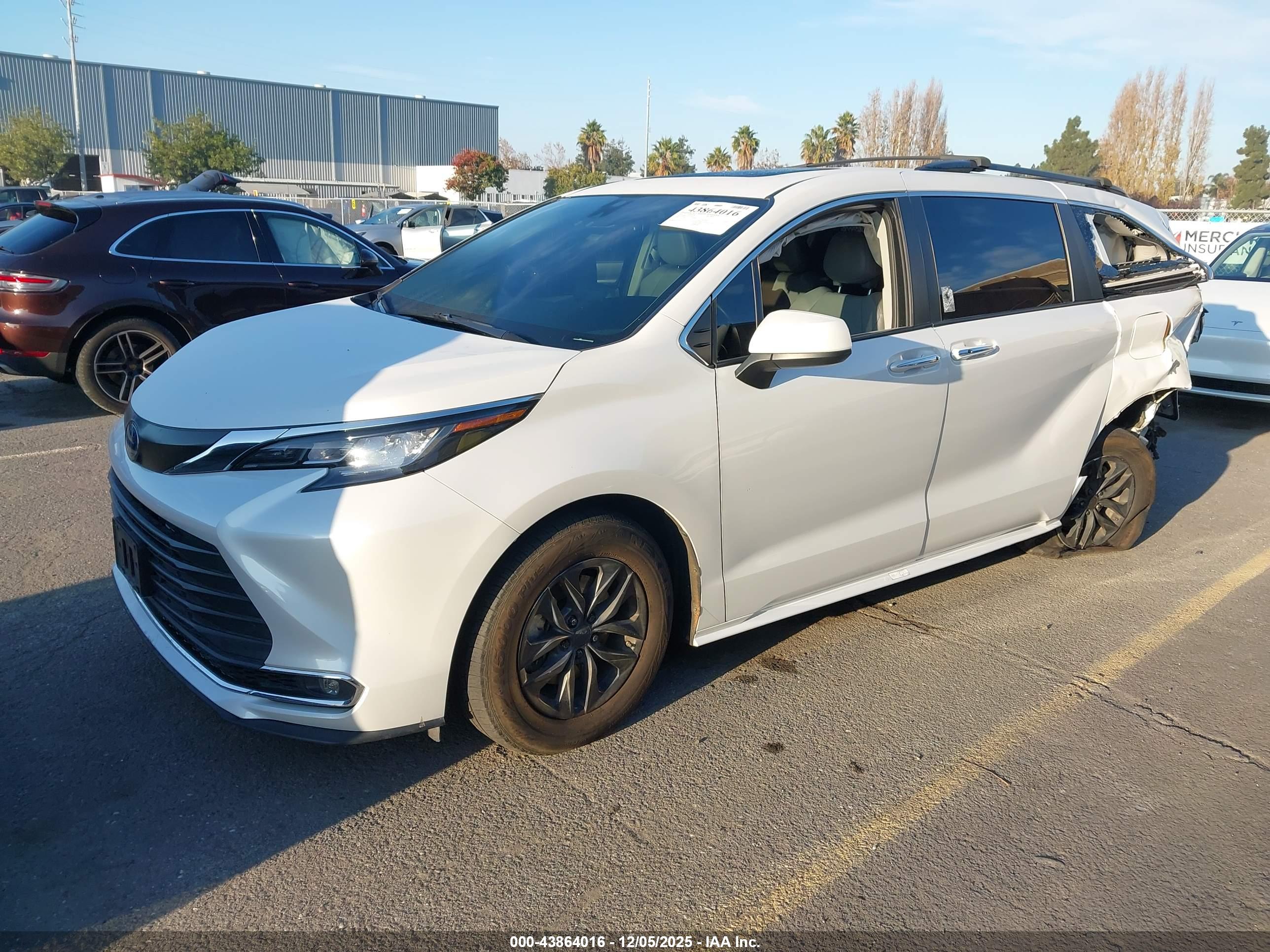 TOYOTA SIENNA image 2