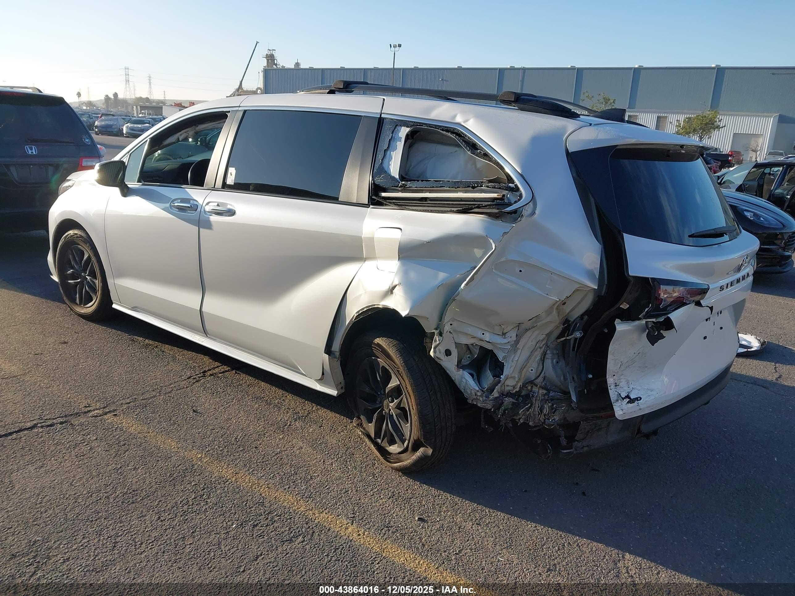 TOYOTA SIENNA image 3