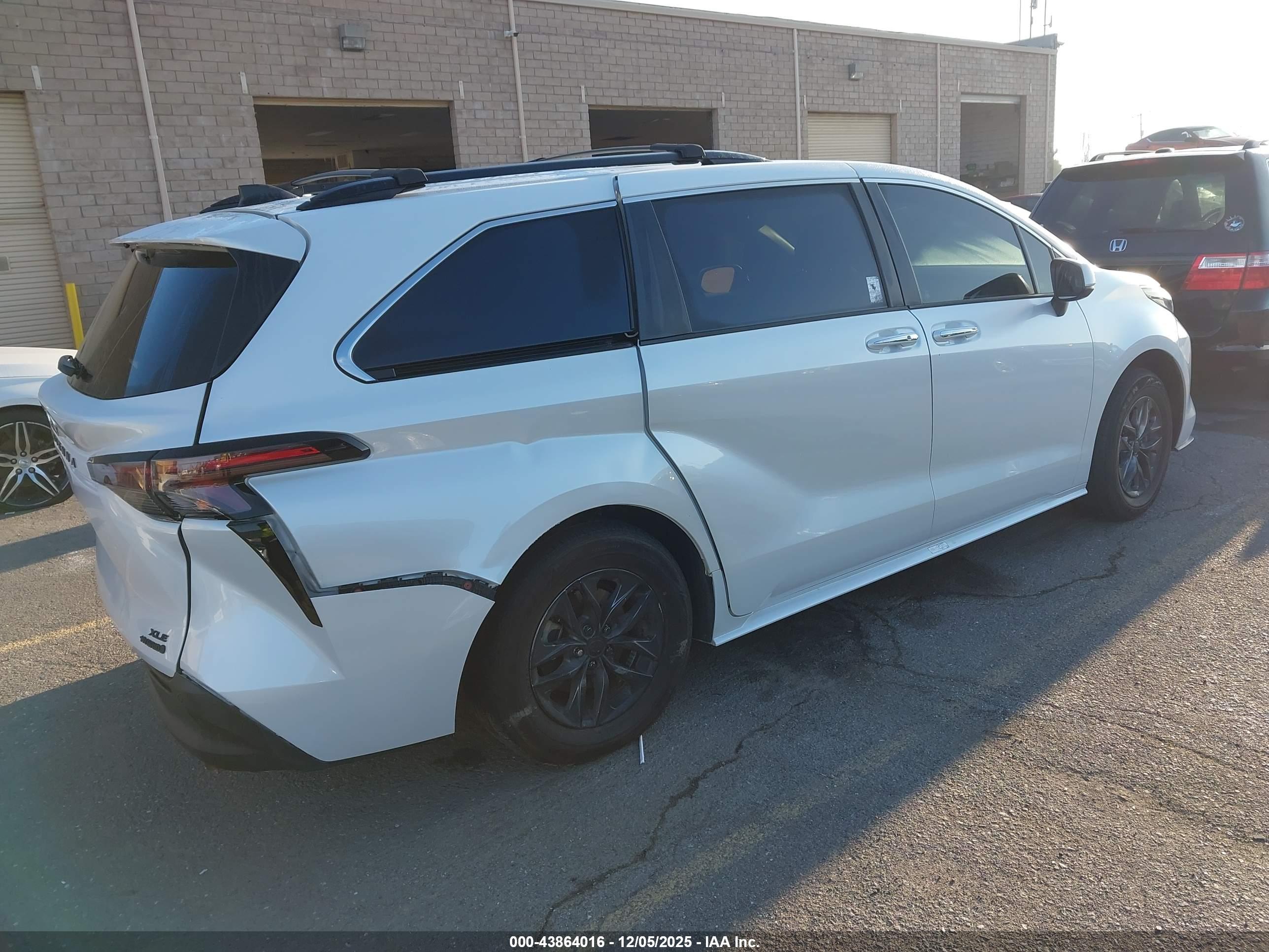 TOYOTA SIENNA image 4