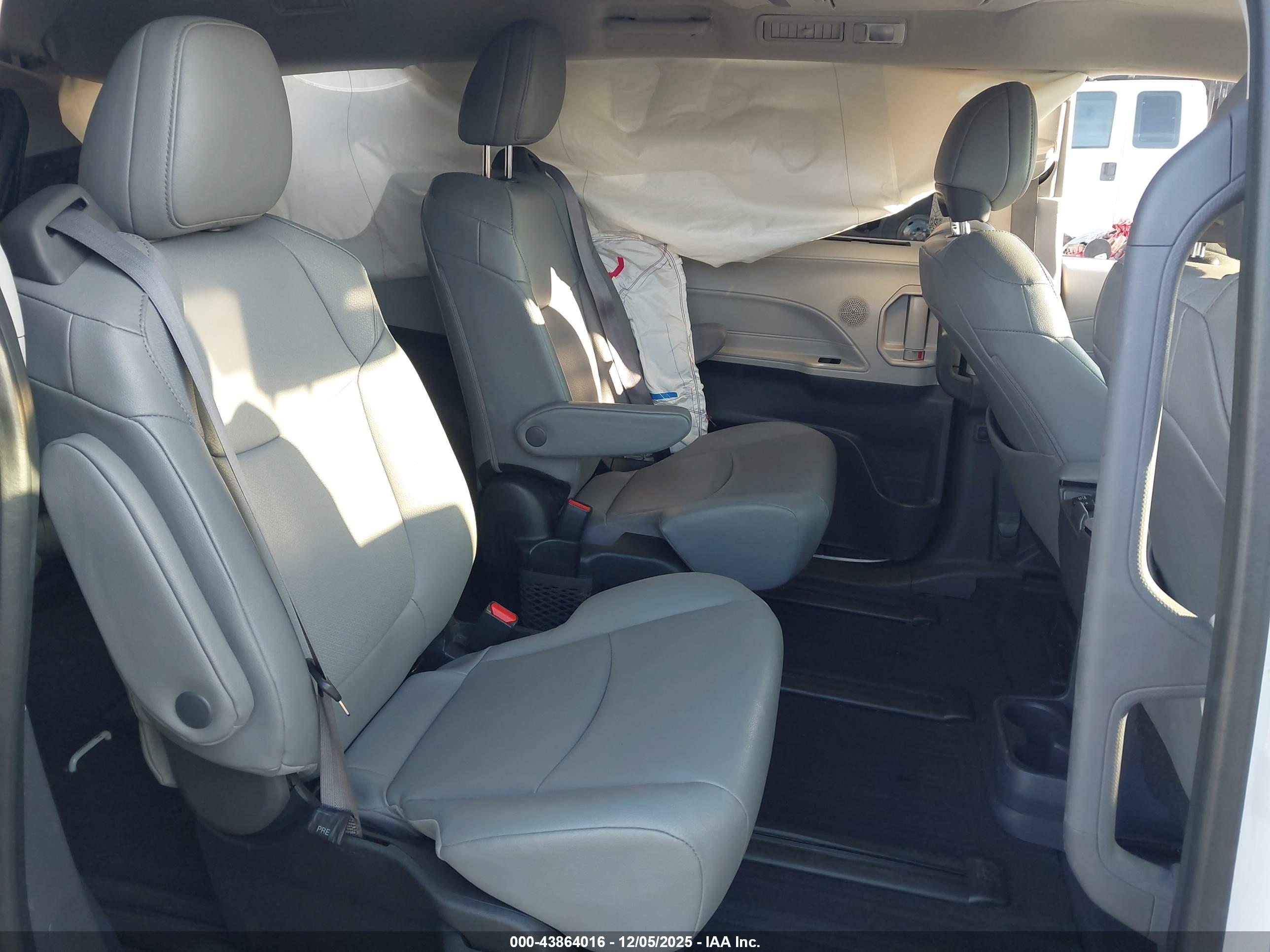 TOYOTA SIENNA image 8