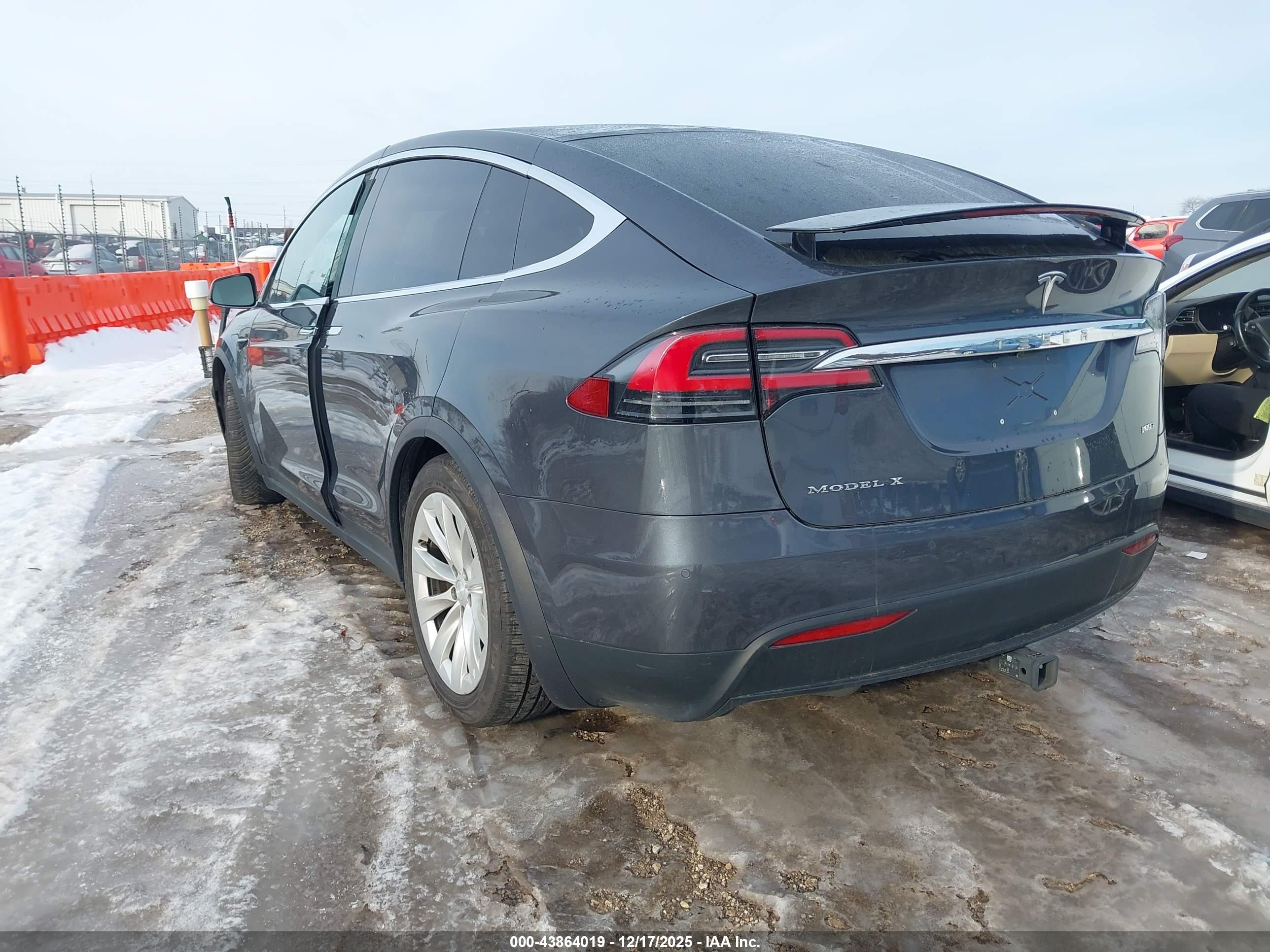 TESLA MODEL image 3