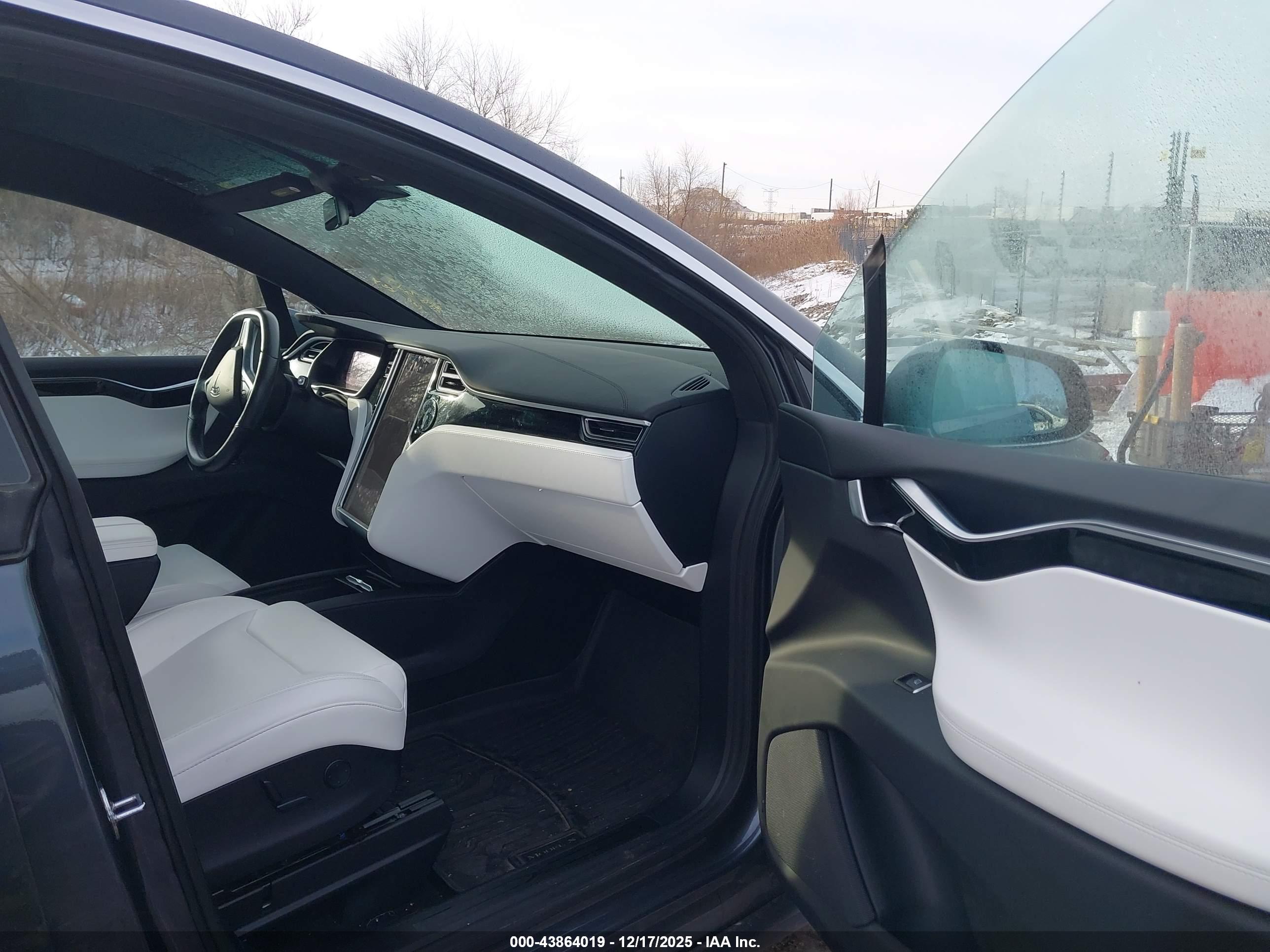 TESLA MODEL image 5