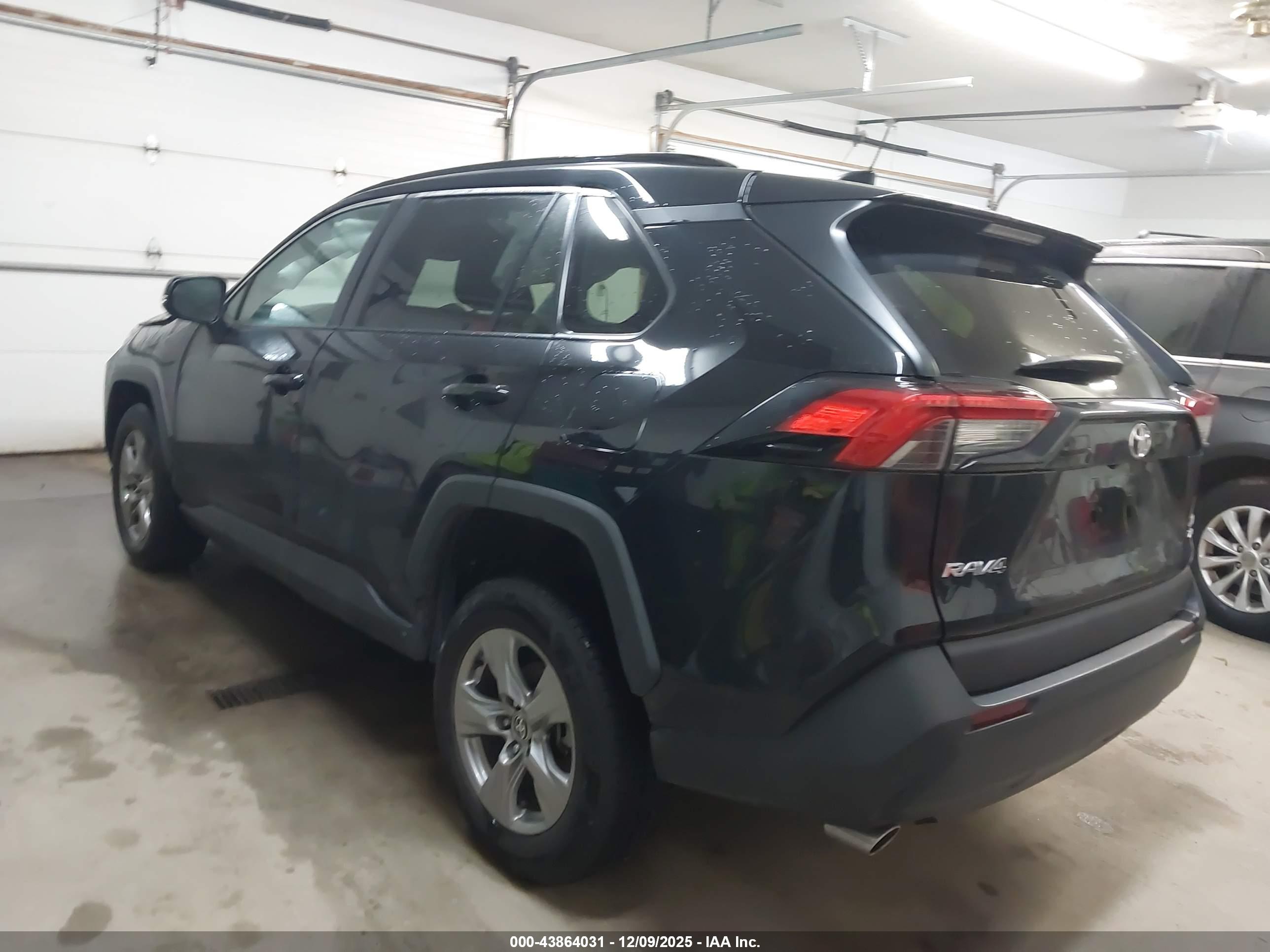 TOYOTA RAV4 image 3