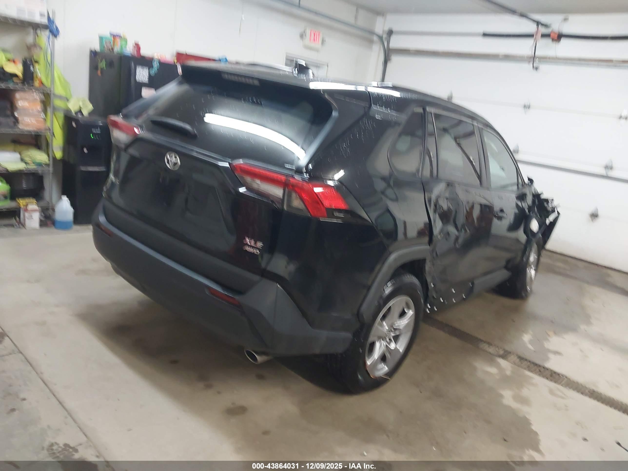 TOYOTA RAV4 image 4