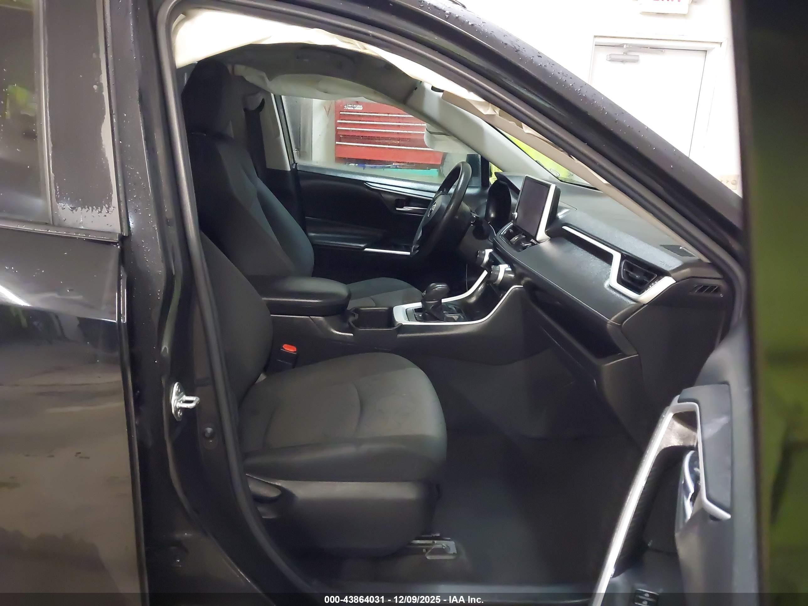 TOYOTA RAV4 image 5