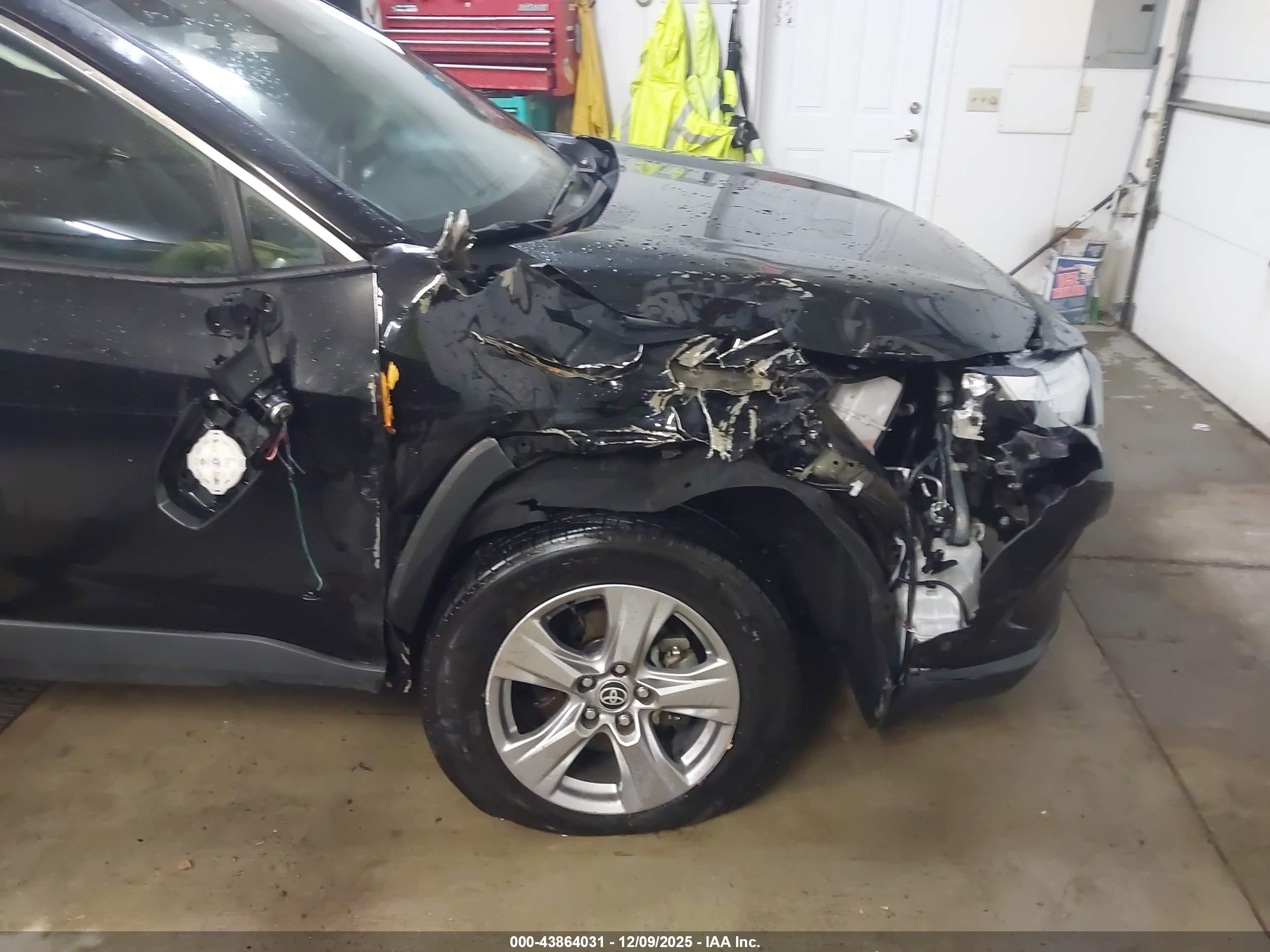 TOYOTA RAV4 image 6