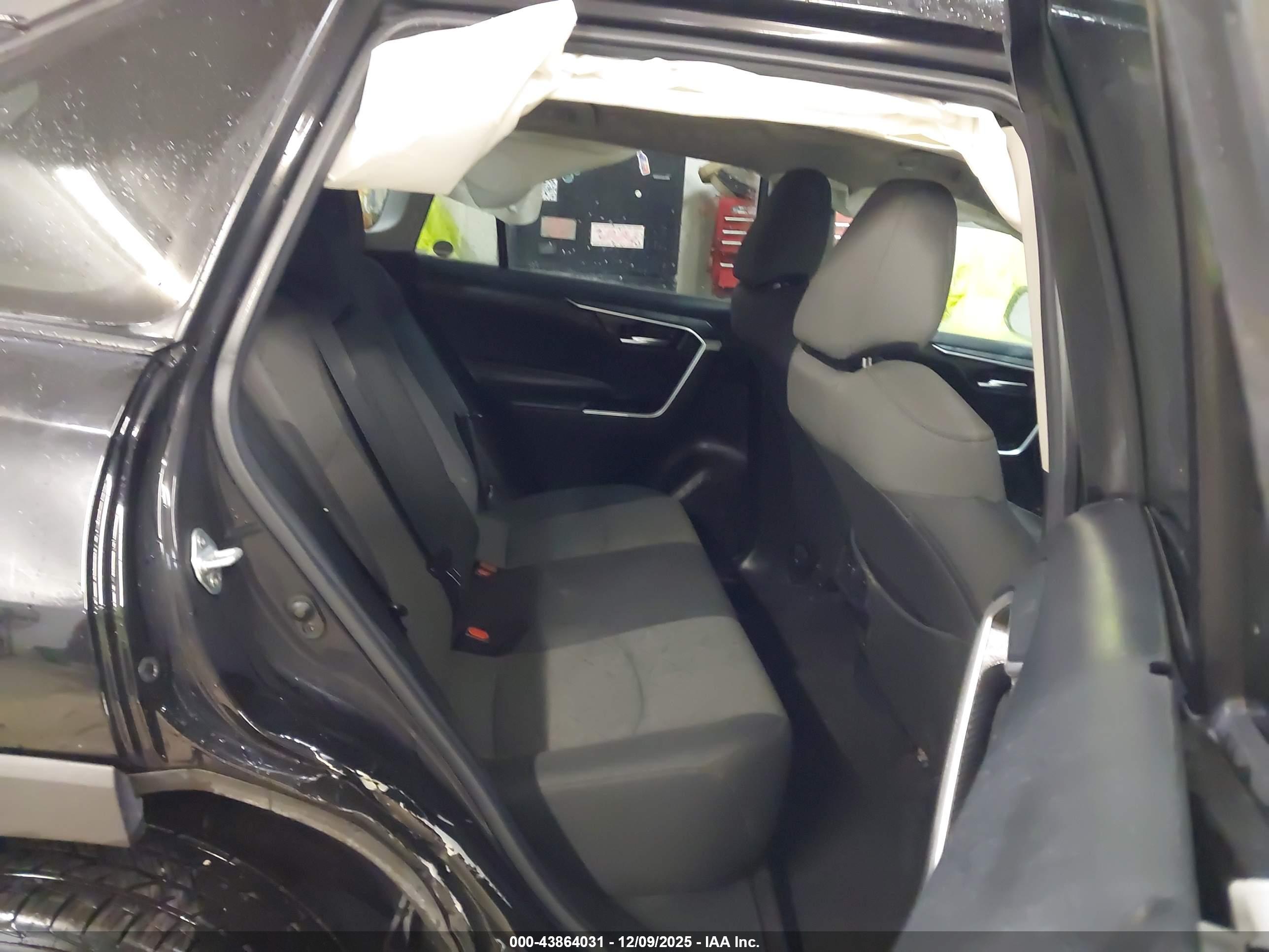 TOYOTA RAV4 image 8