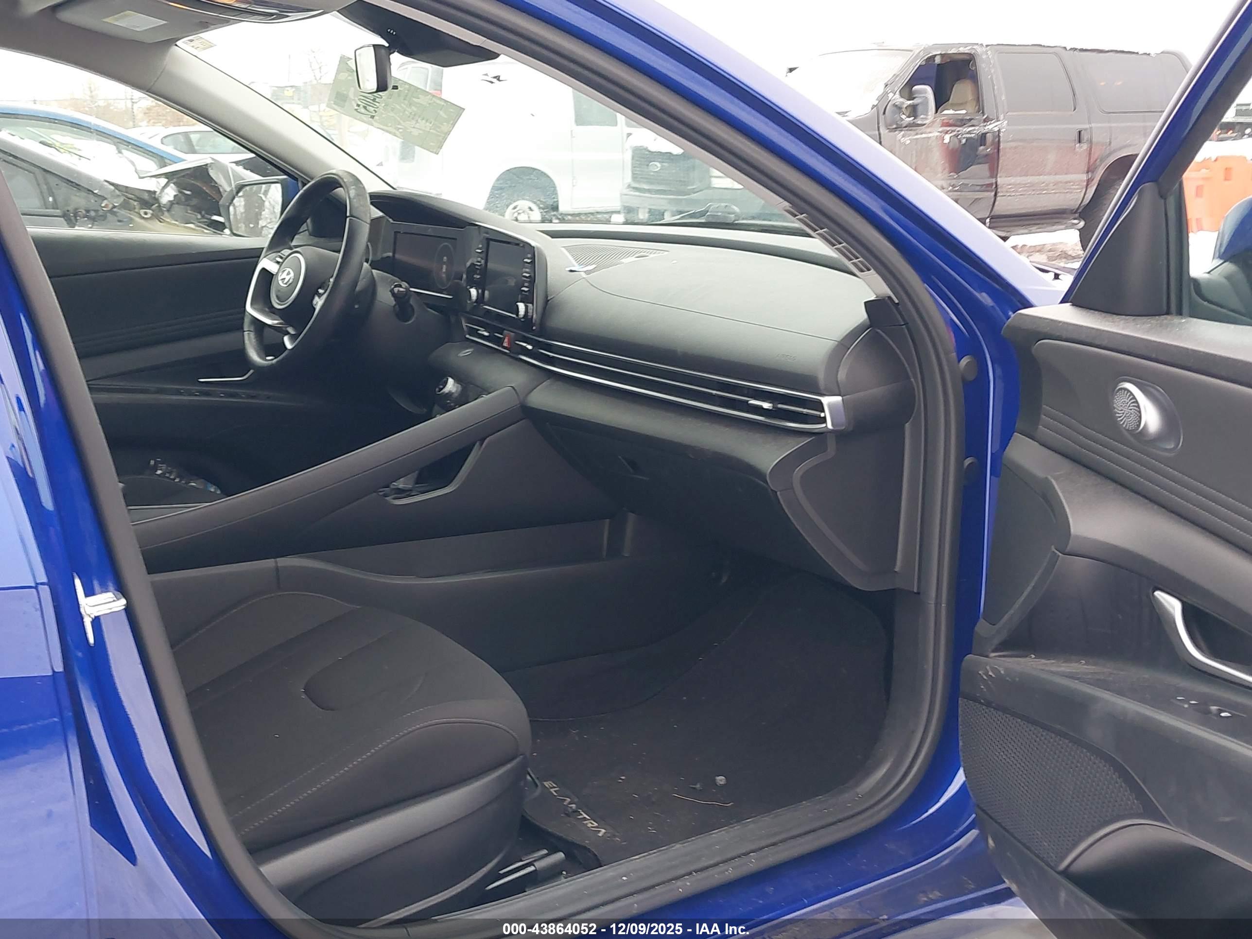 HYUNDAI ELANTRA image 5