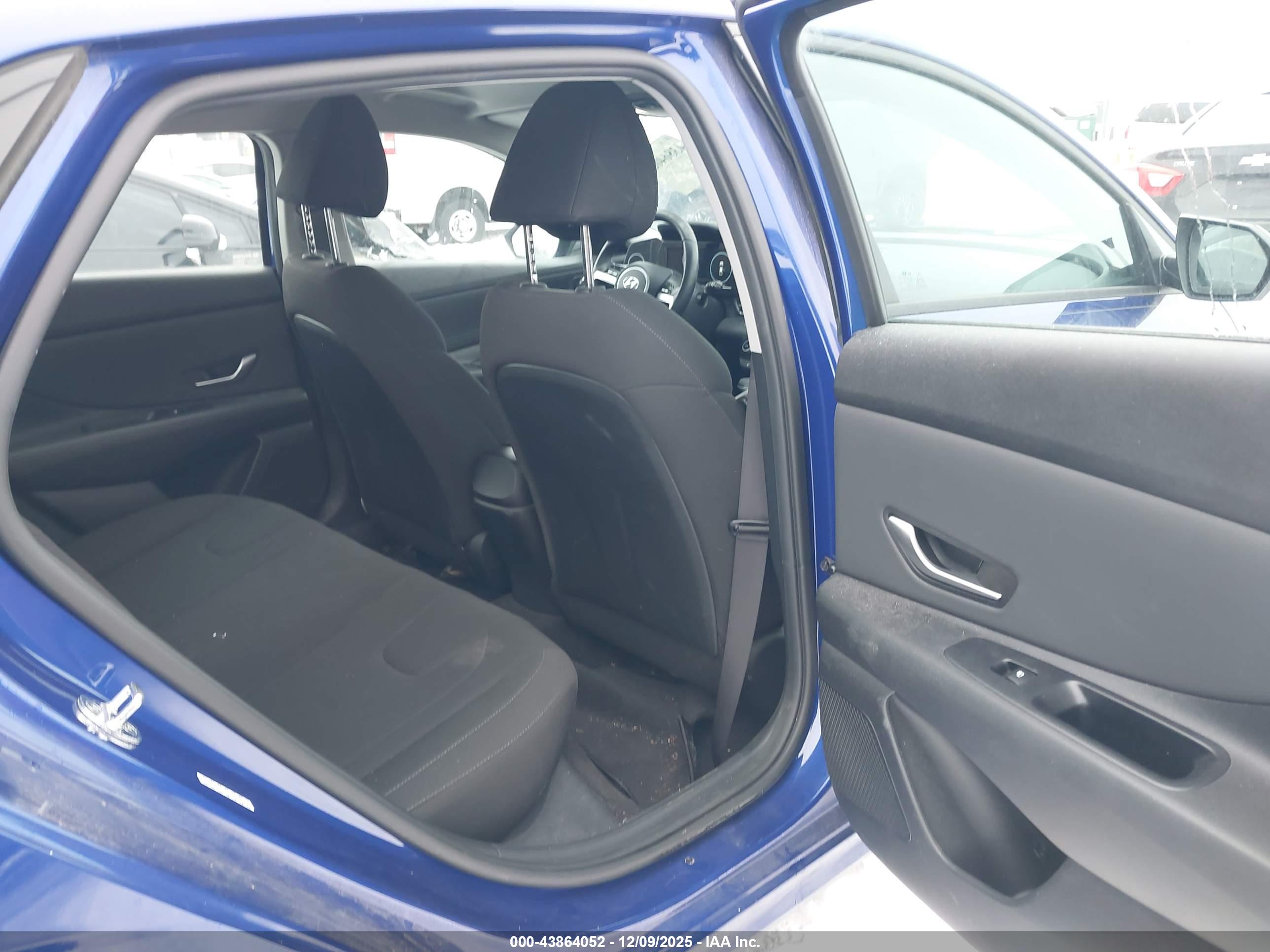 HYUNDAI ELANTRA image 8