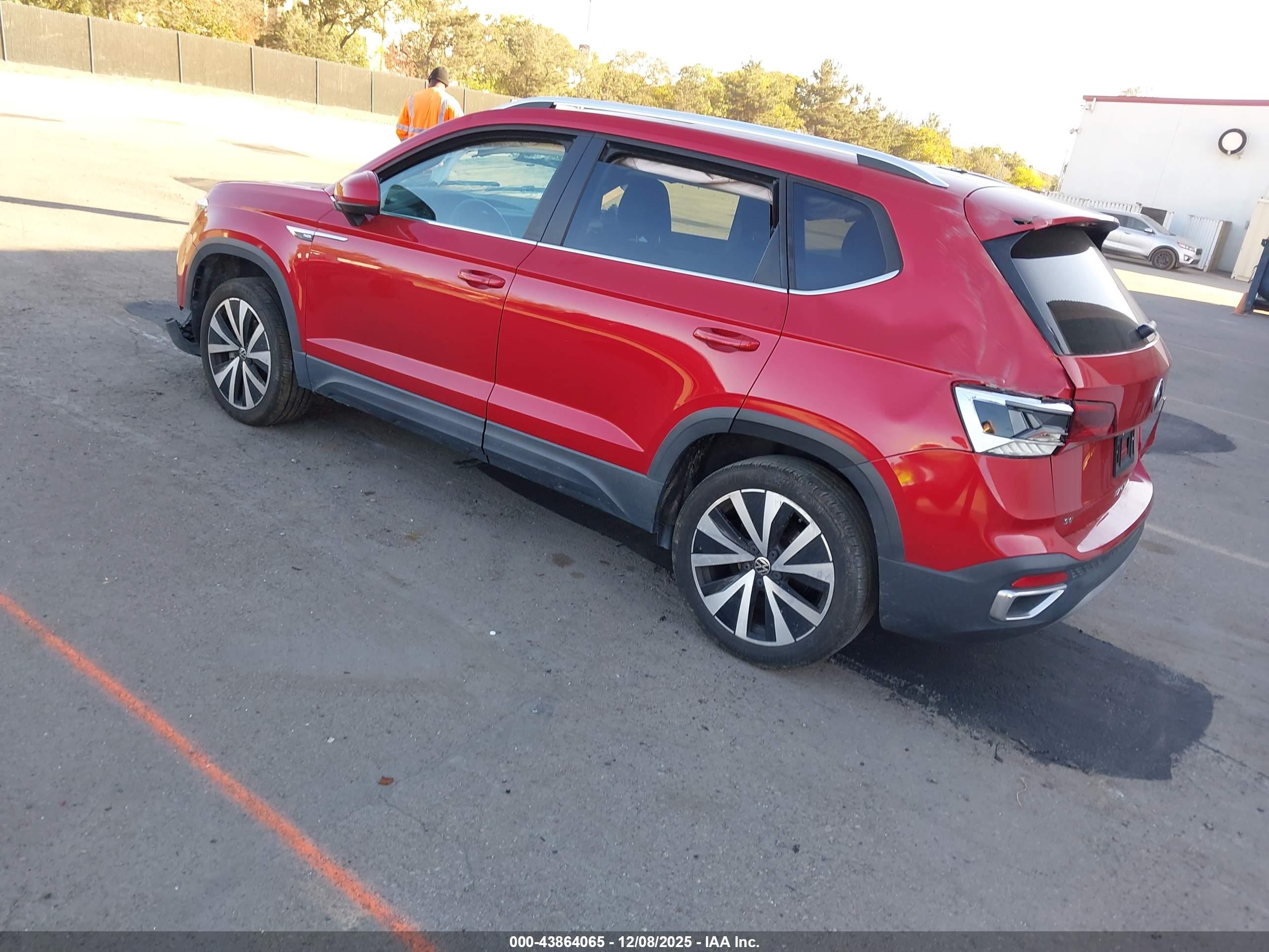VOLKSWAGEN TAOS image 3