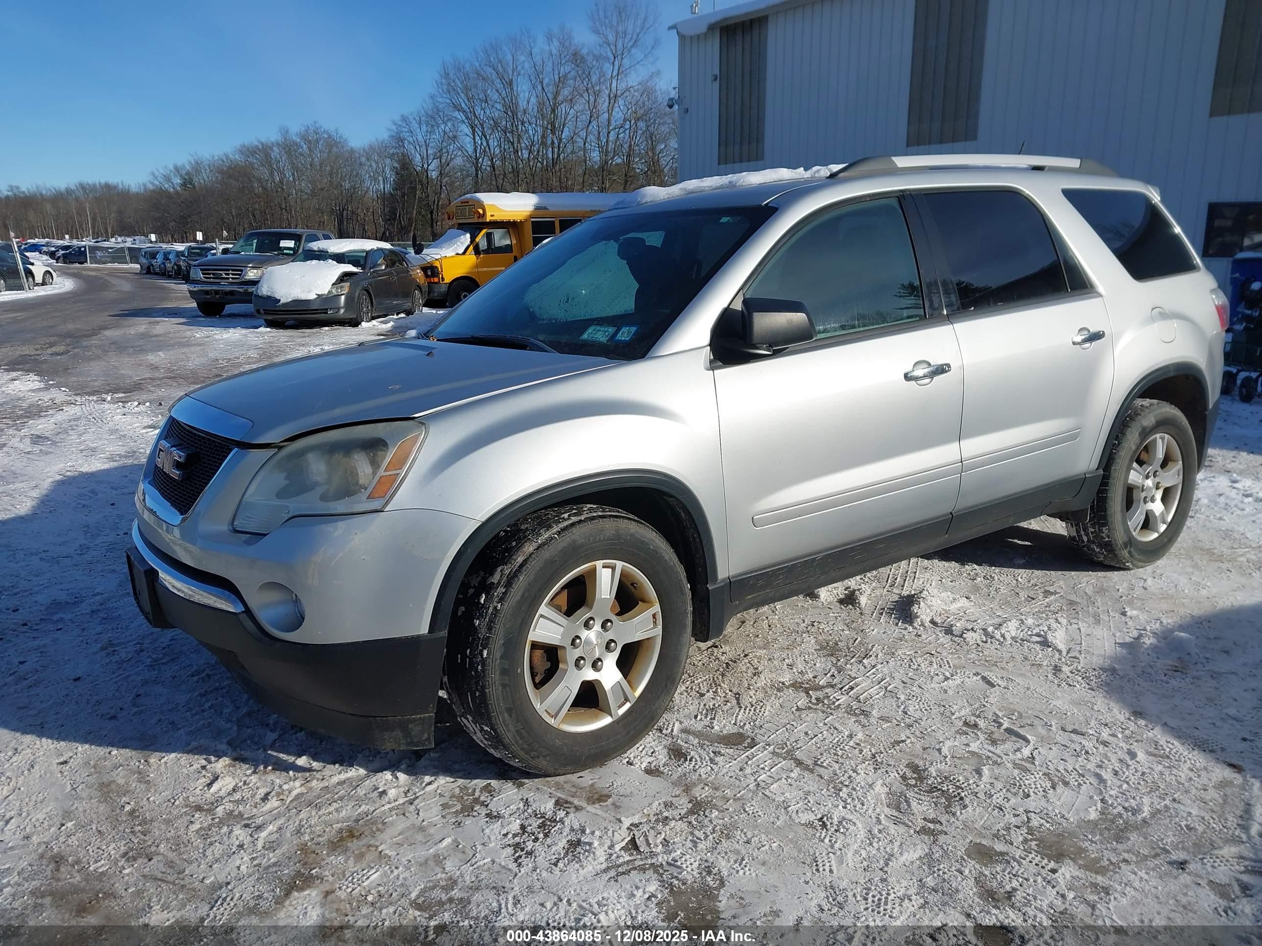 GMC ACADIA image 2