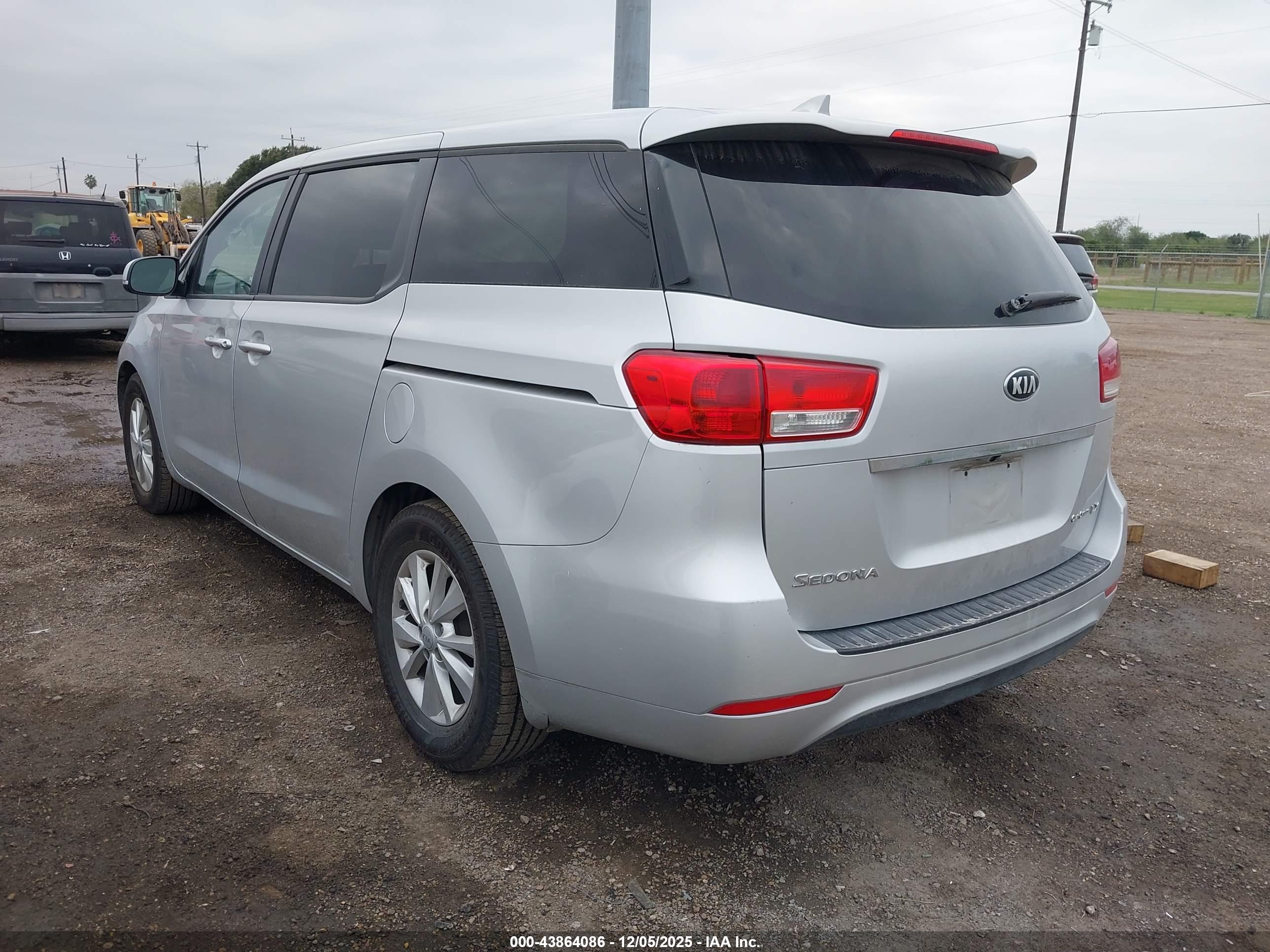 KIA SEDONA image 3