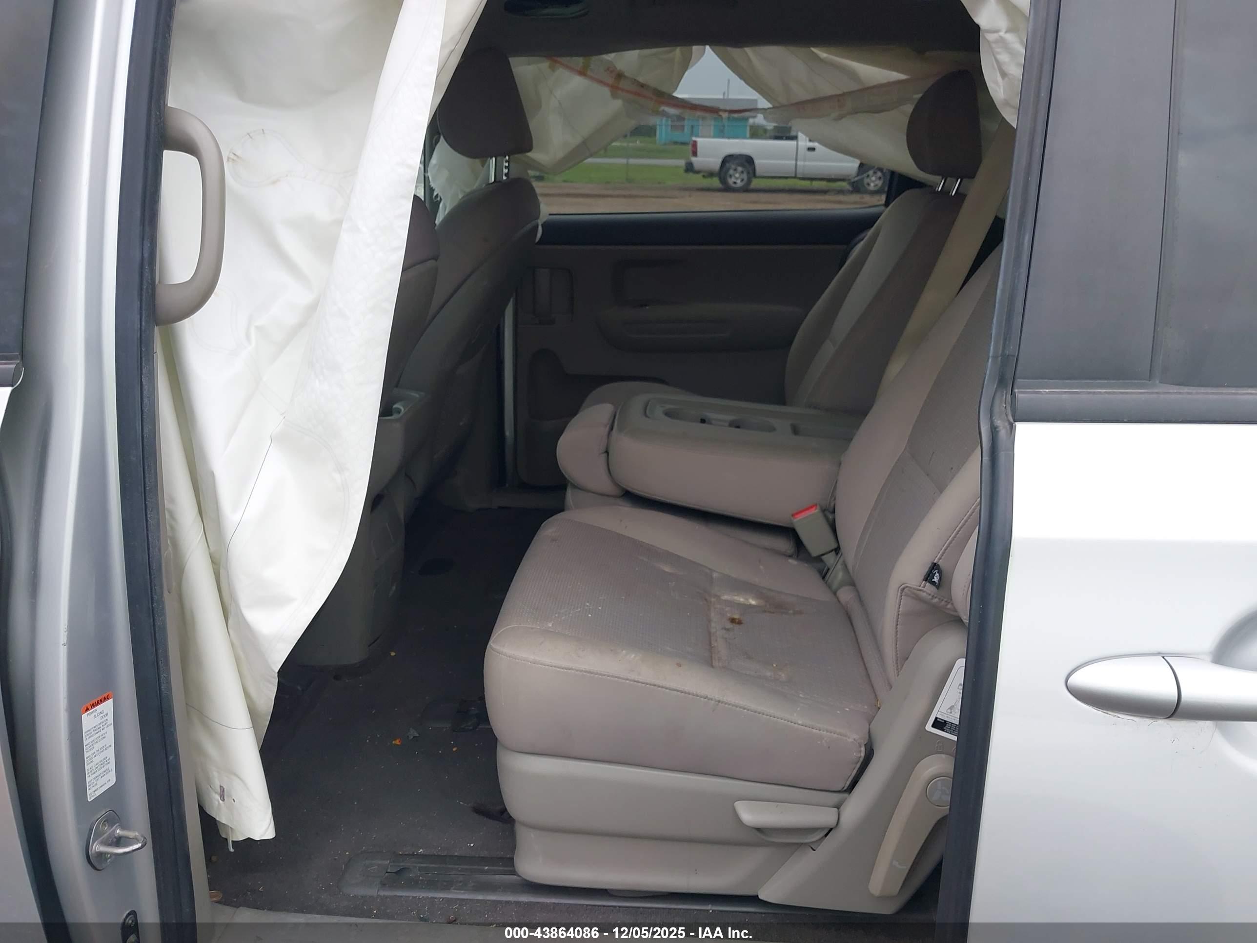 KIA SEDONA image 8