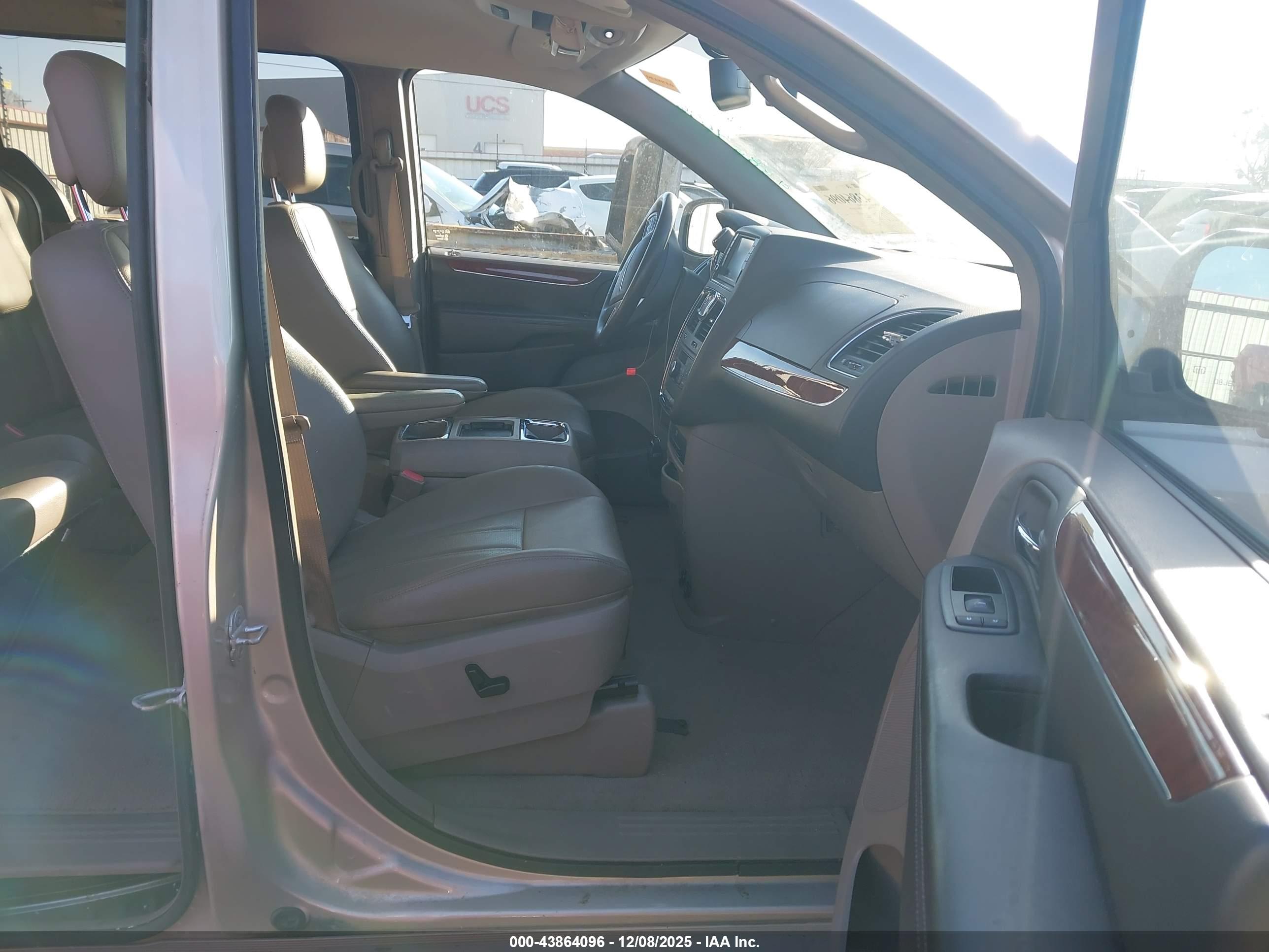 CHRYSLER TOWN image 5