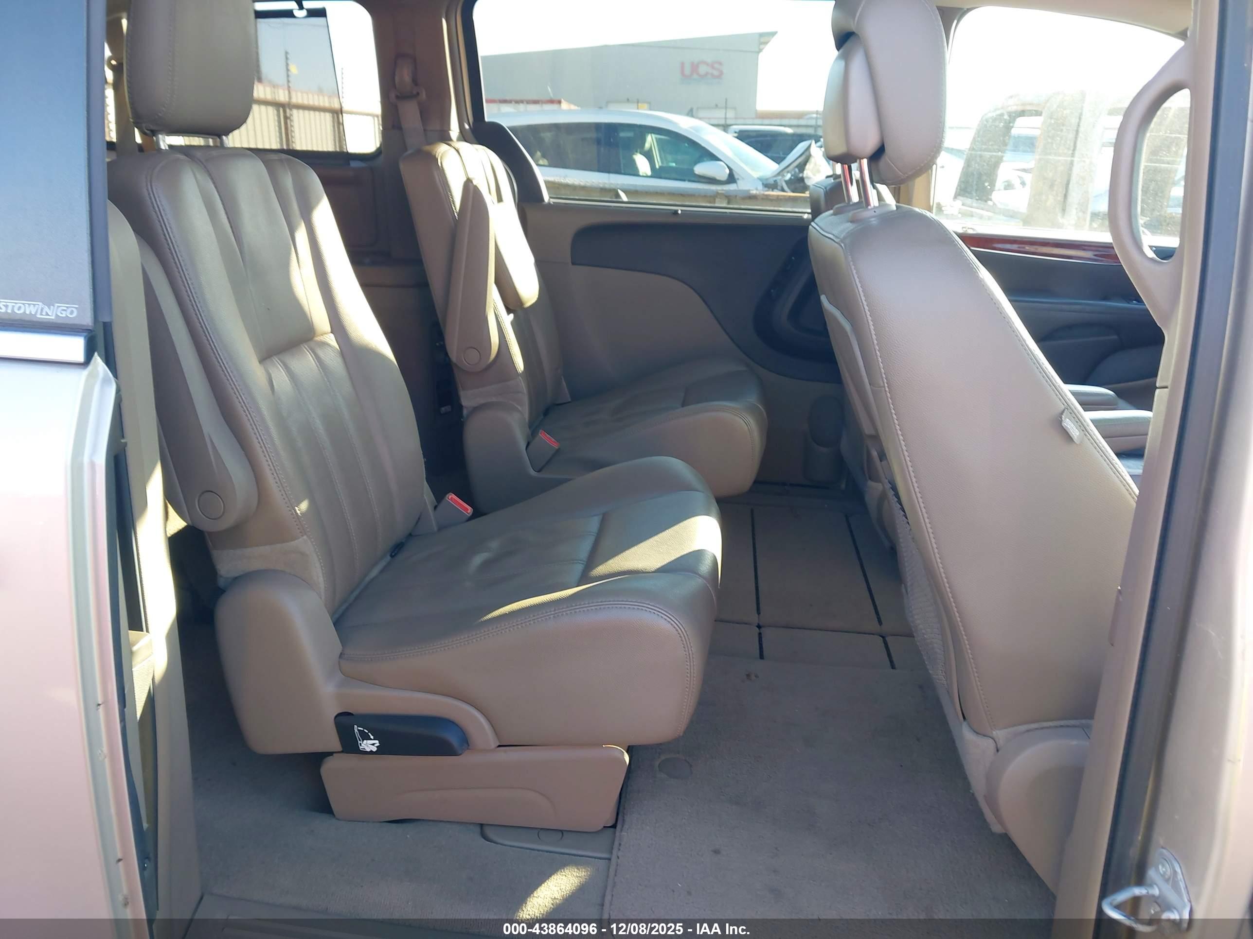 CHRYSLER TOWN image 8
