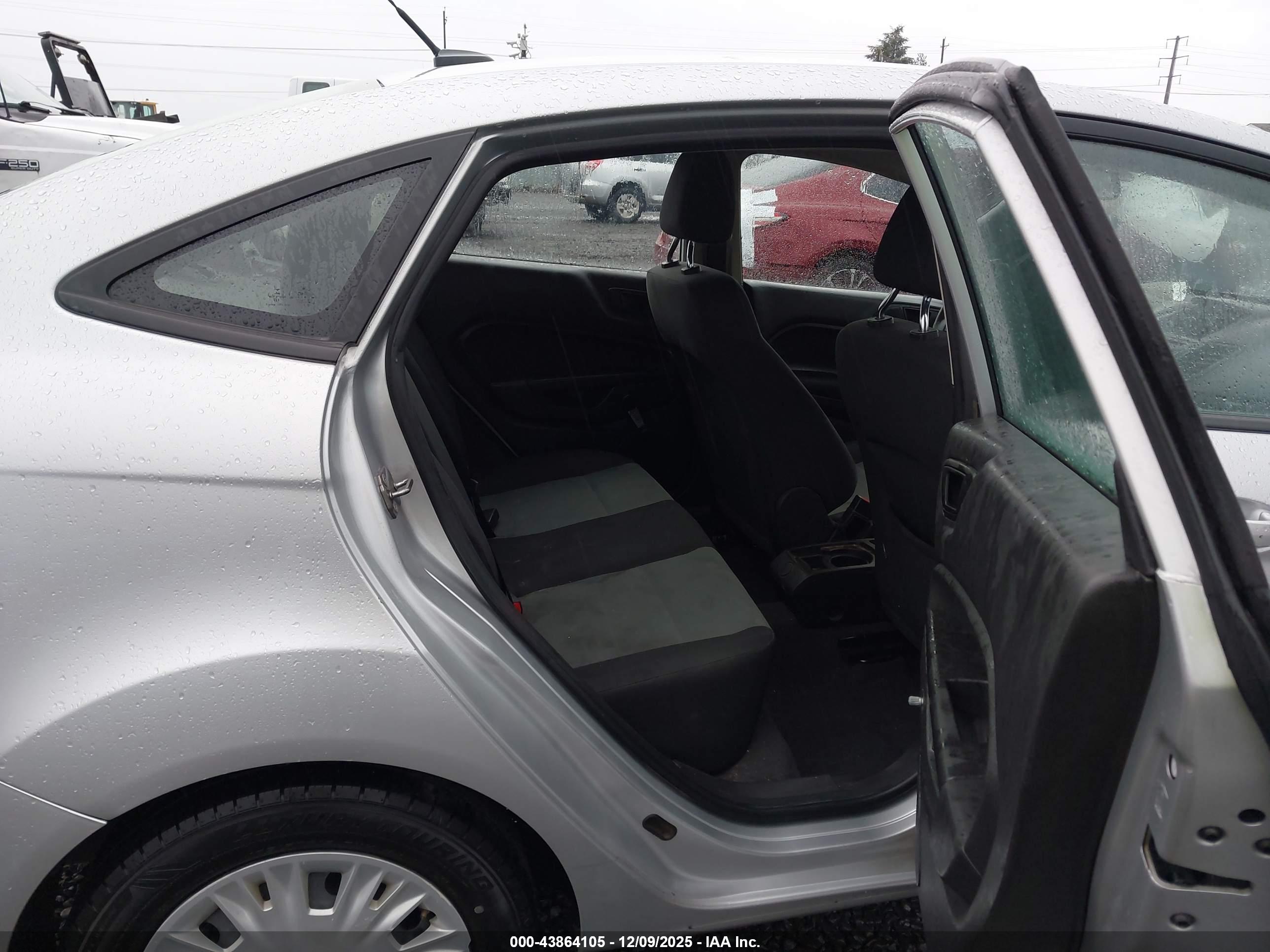 FORD FIESTA image 8