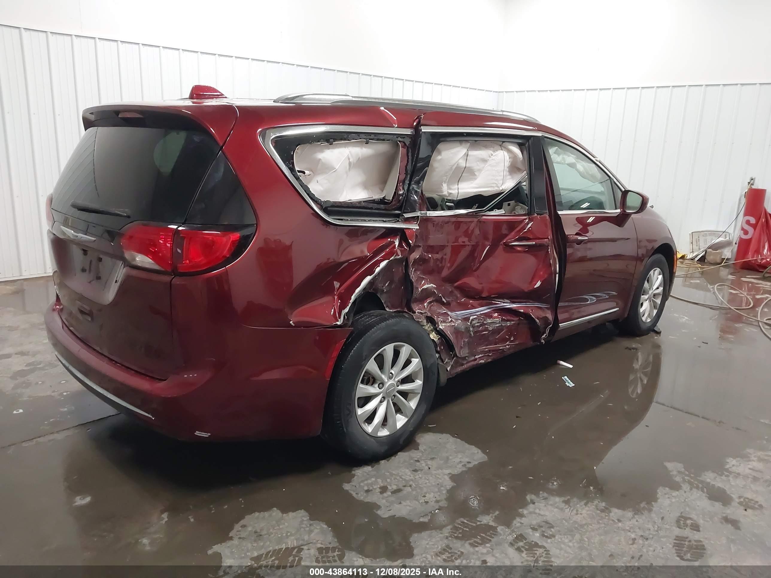 CHRYSLER PACIFICA image 4